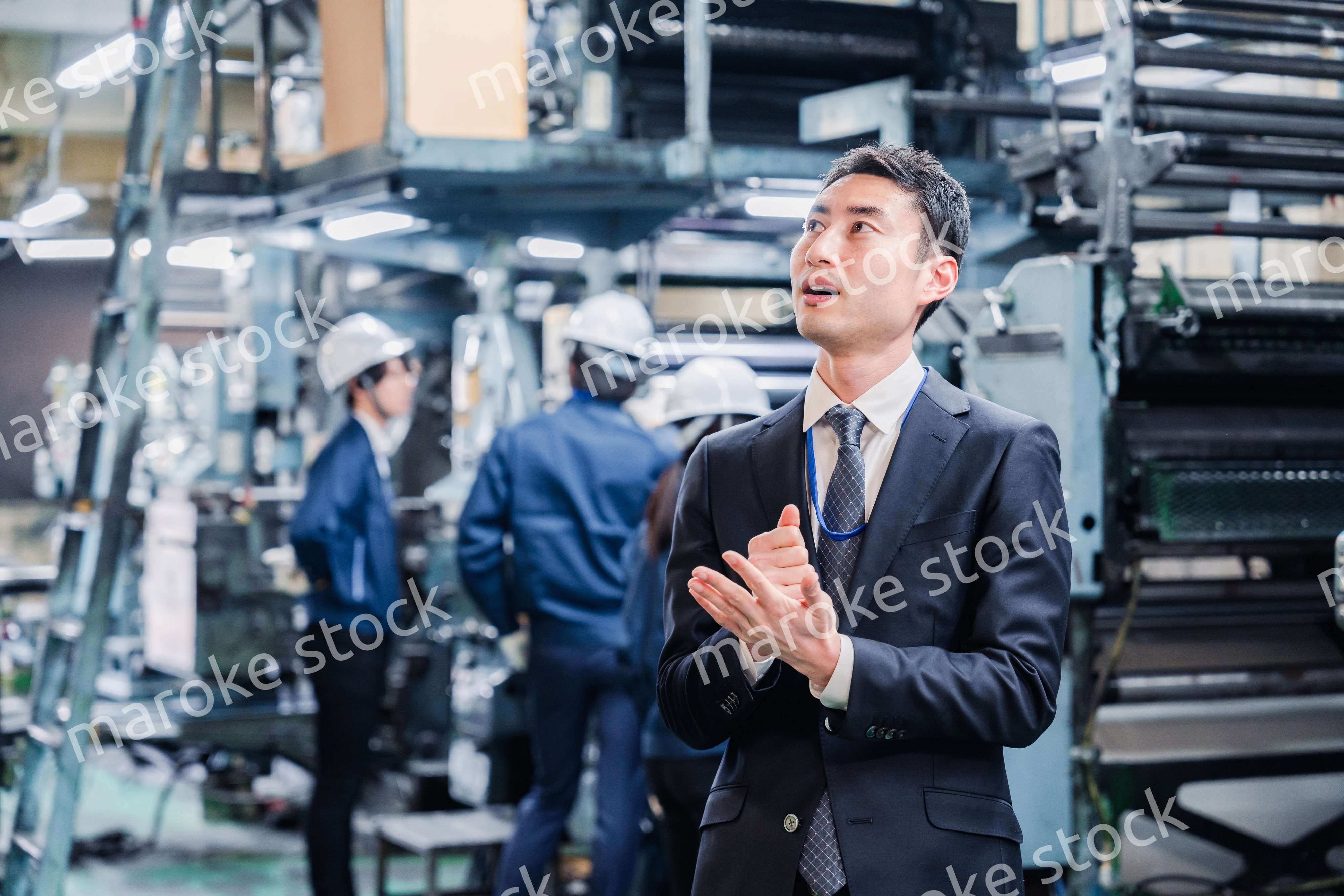 工場でひらめくビジネスマン