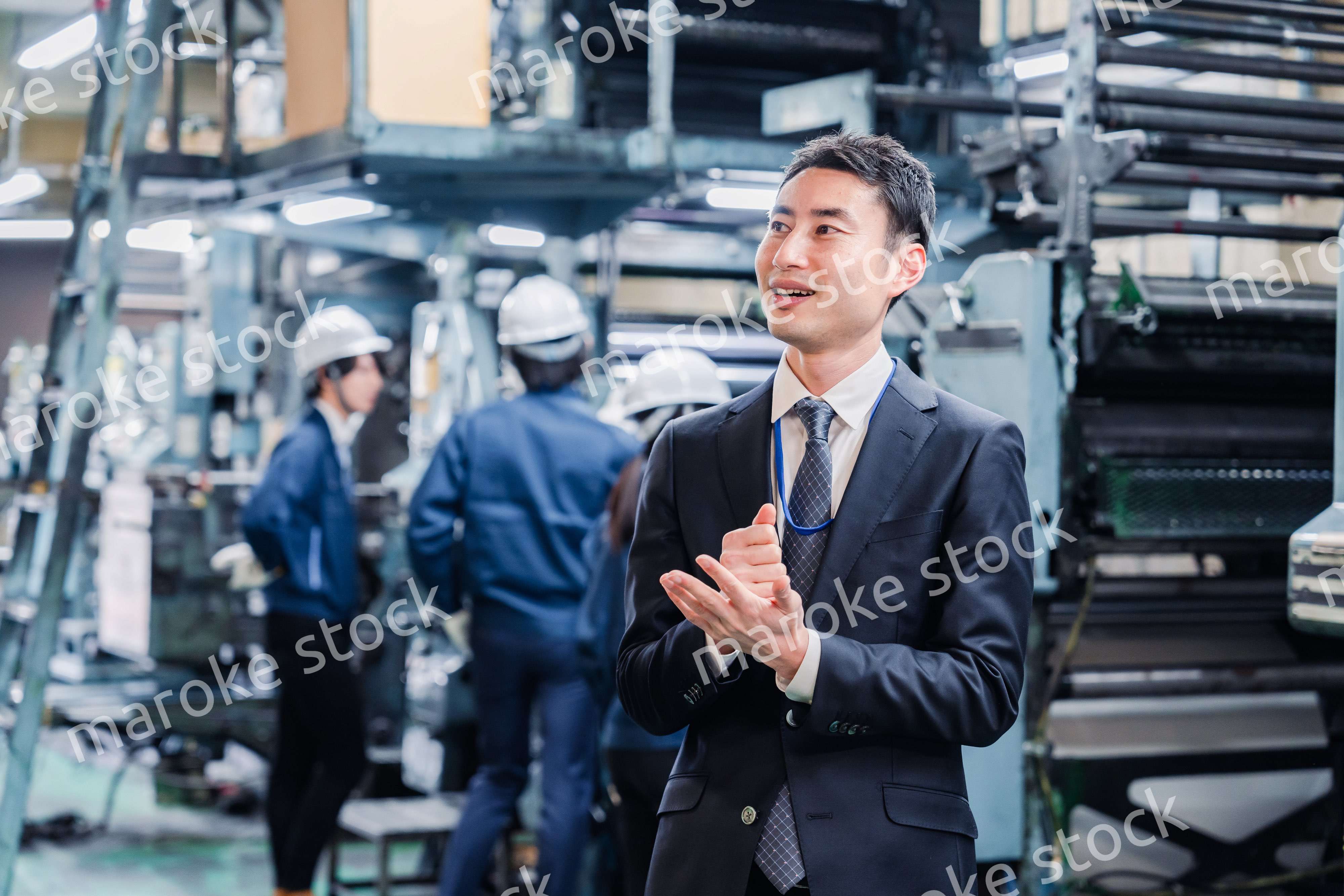 工場でひらめくビジネスマン