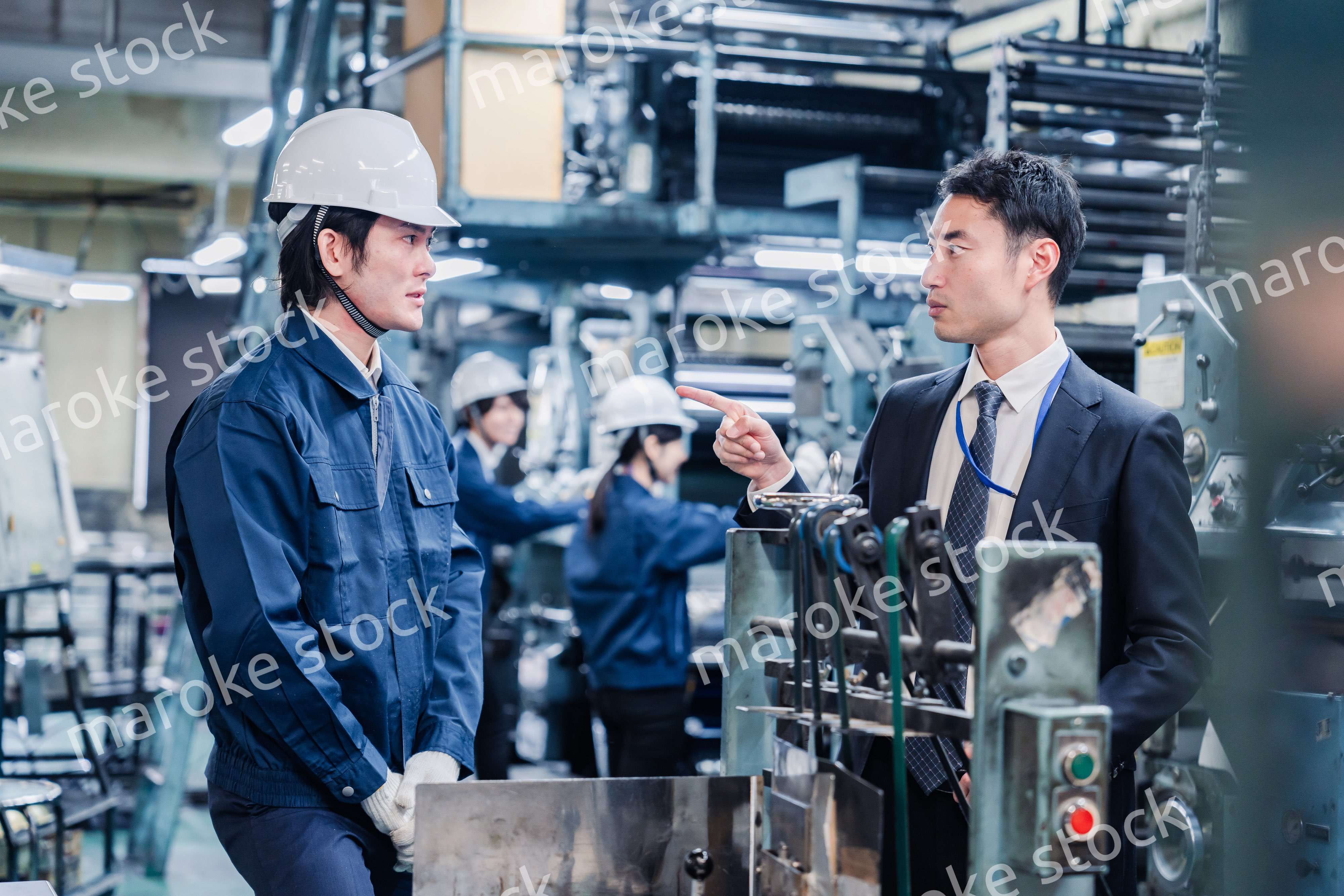 工場の作業員に注意をする経営者