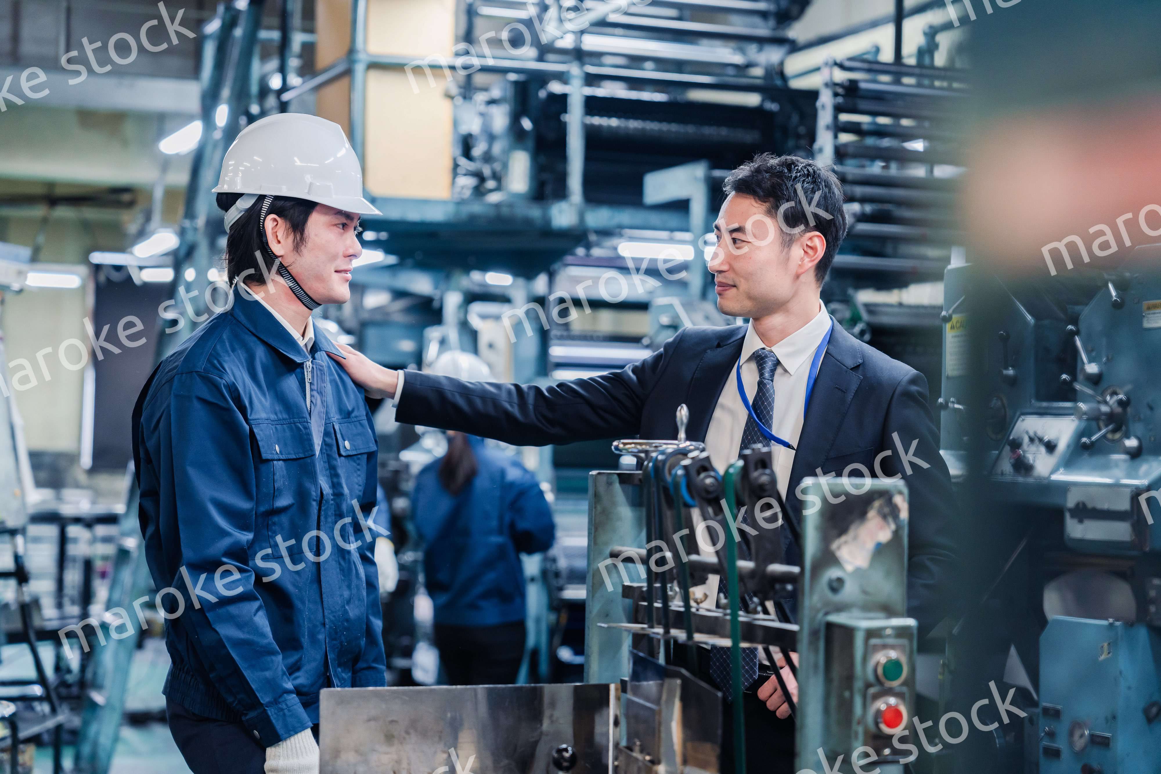 現場スタッフの肩を叩くオーナー