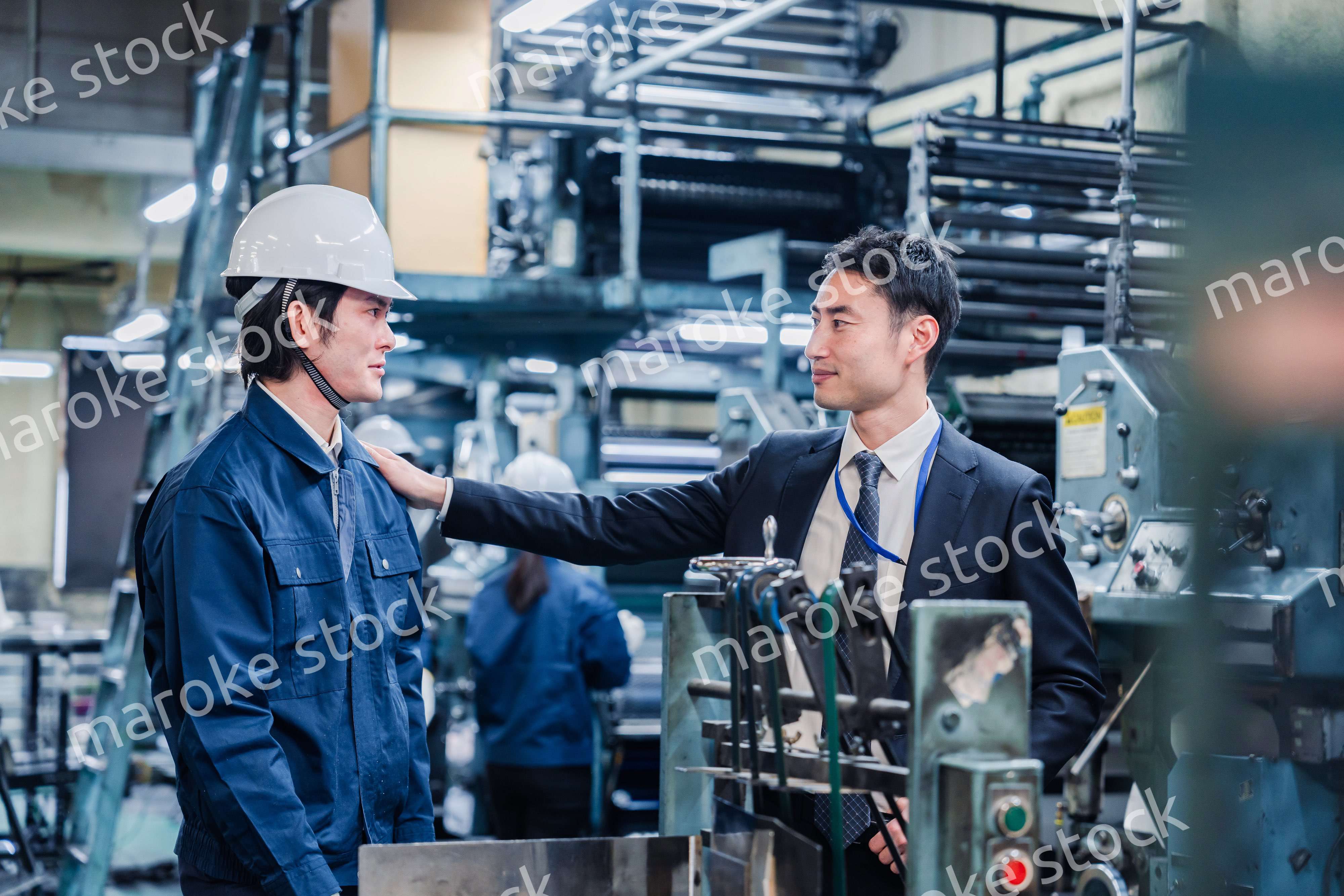 現場スタッフの肩を叩くオーナー