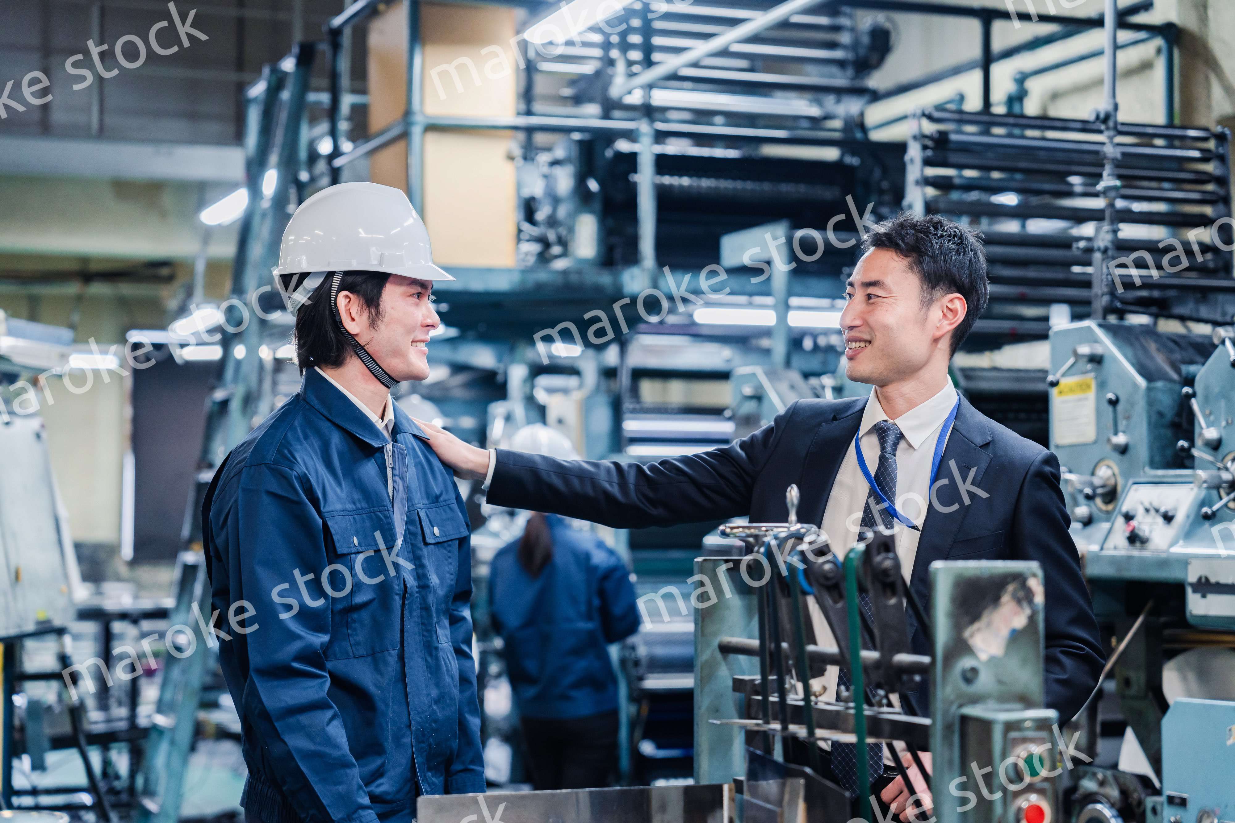 現場スタッフの肩を叩くオーナー