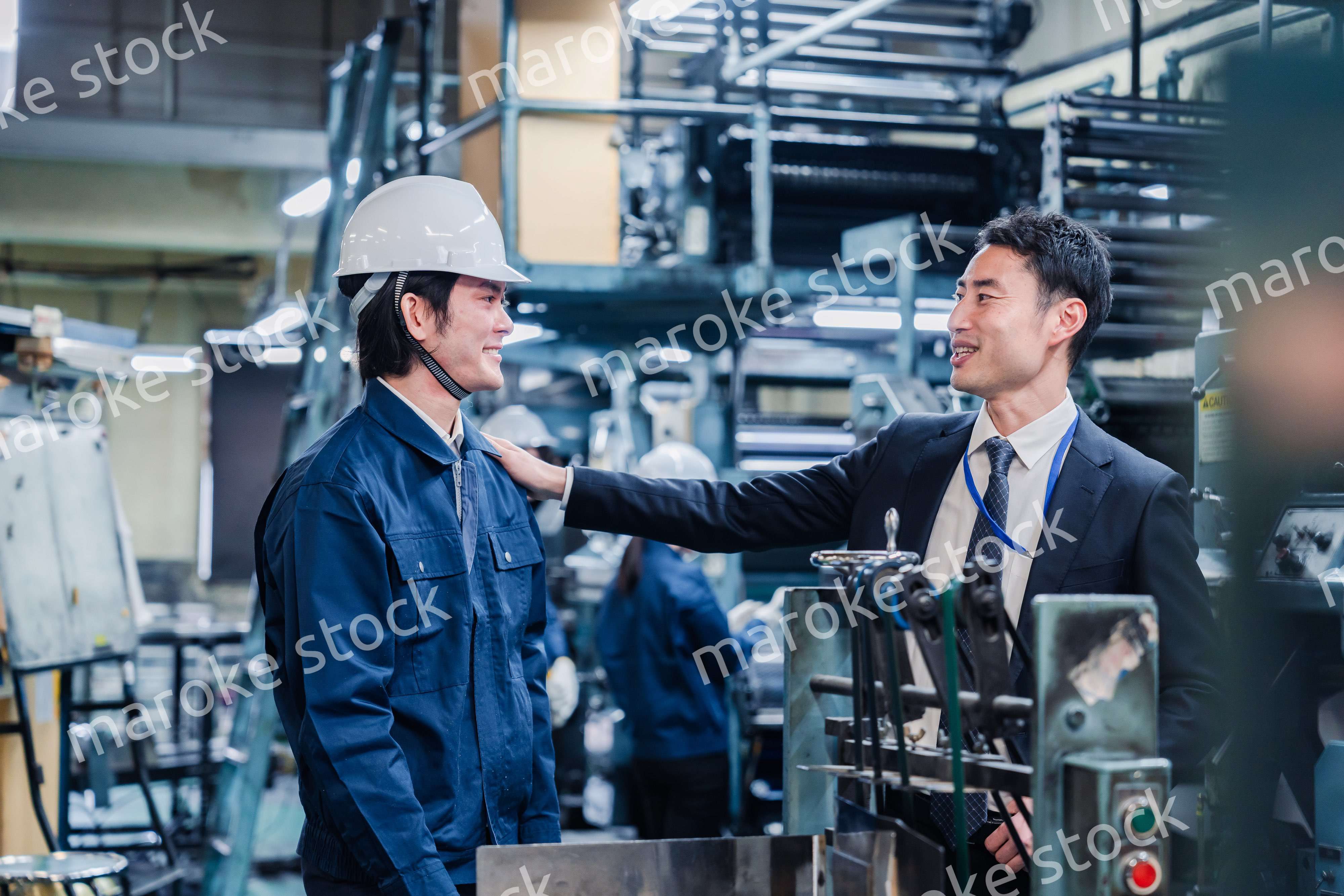 現場スタッフの肩を叩くオーナー