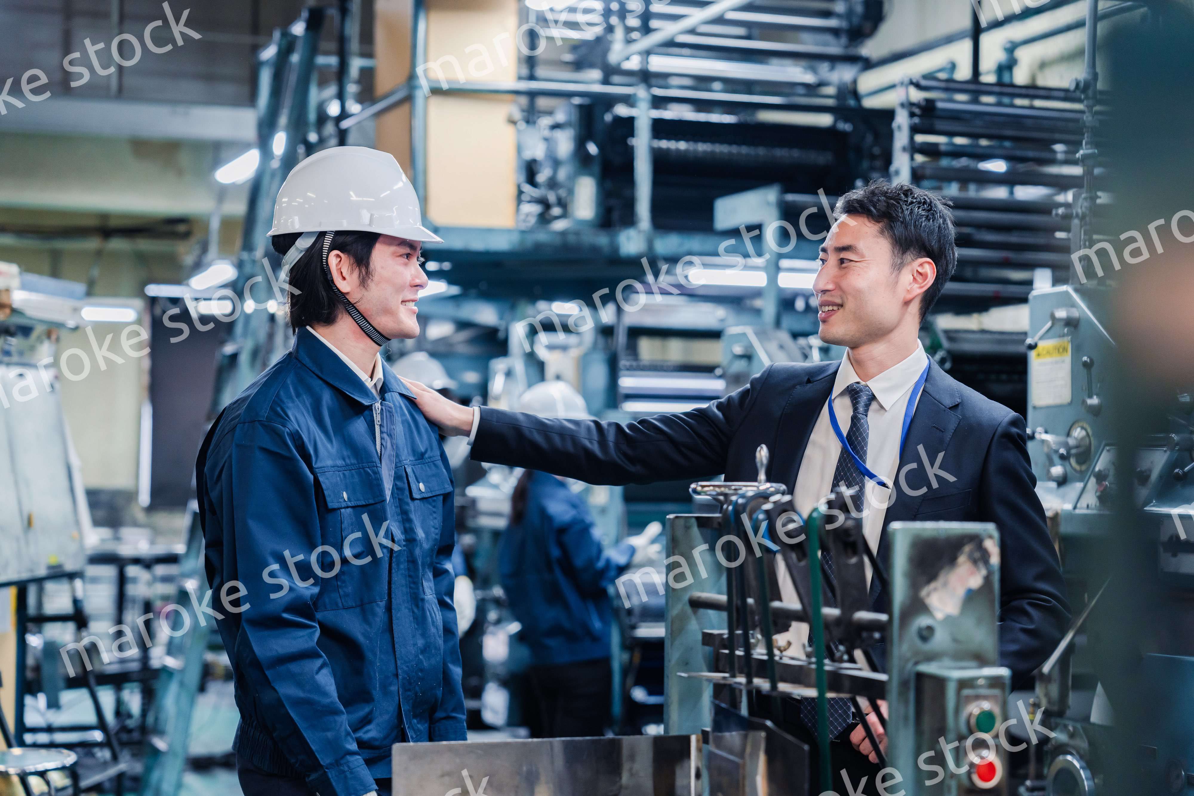 現場スタッフの肩を叩くオーナー