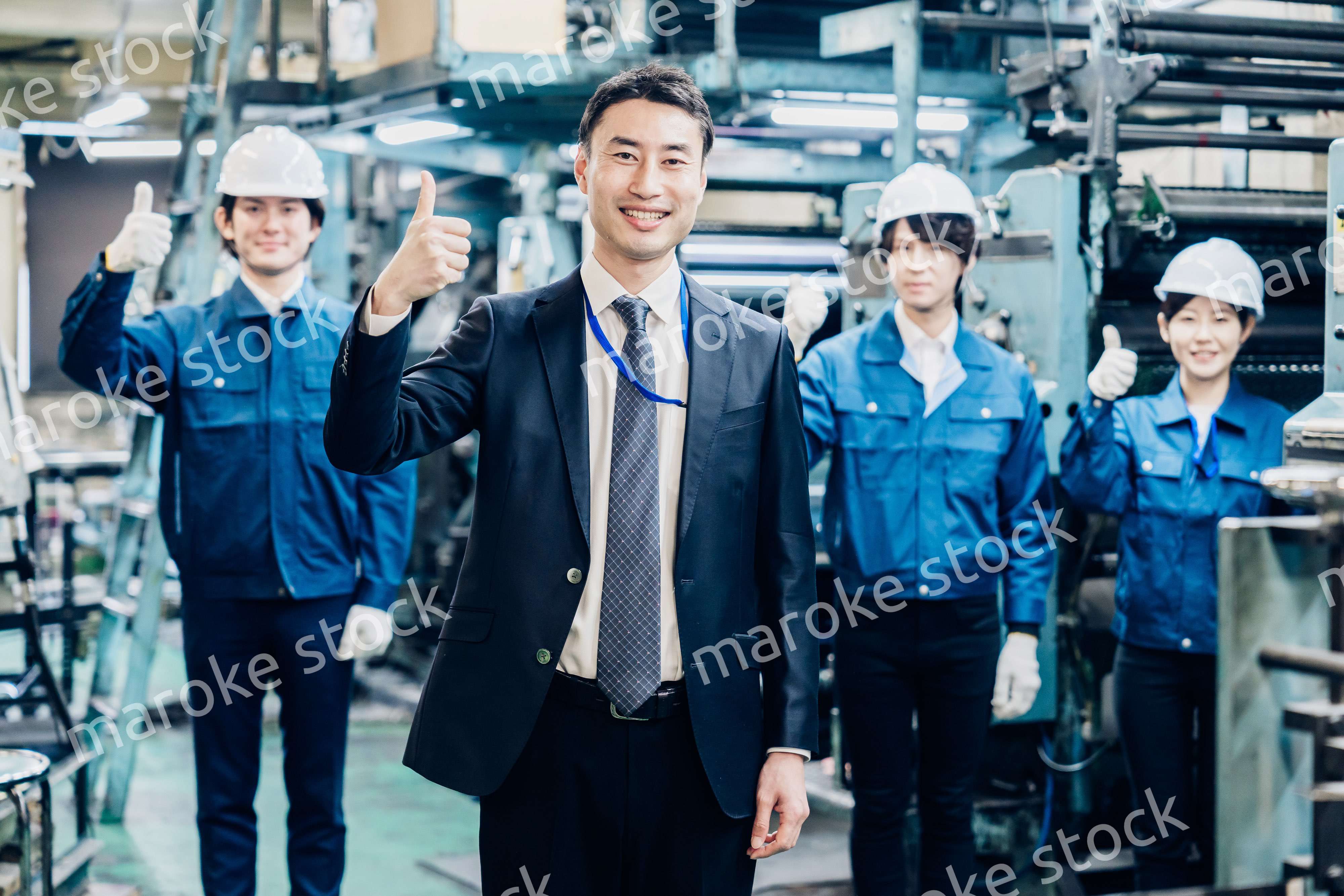 グッドサインをする営業マンと工場労働者