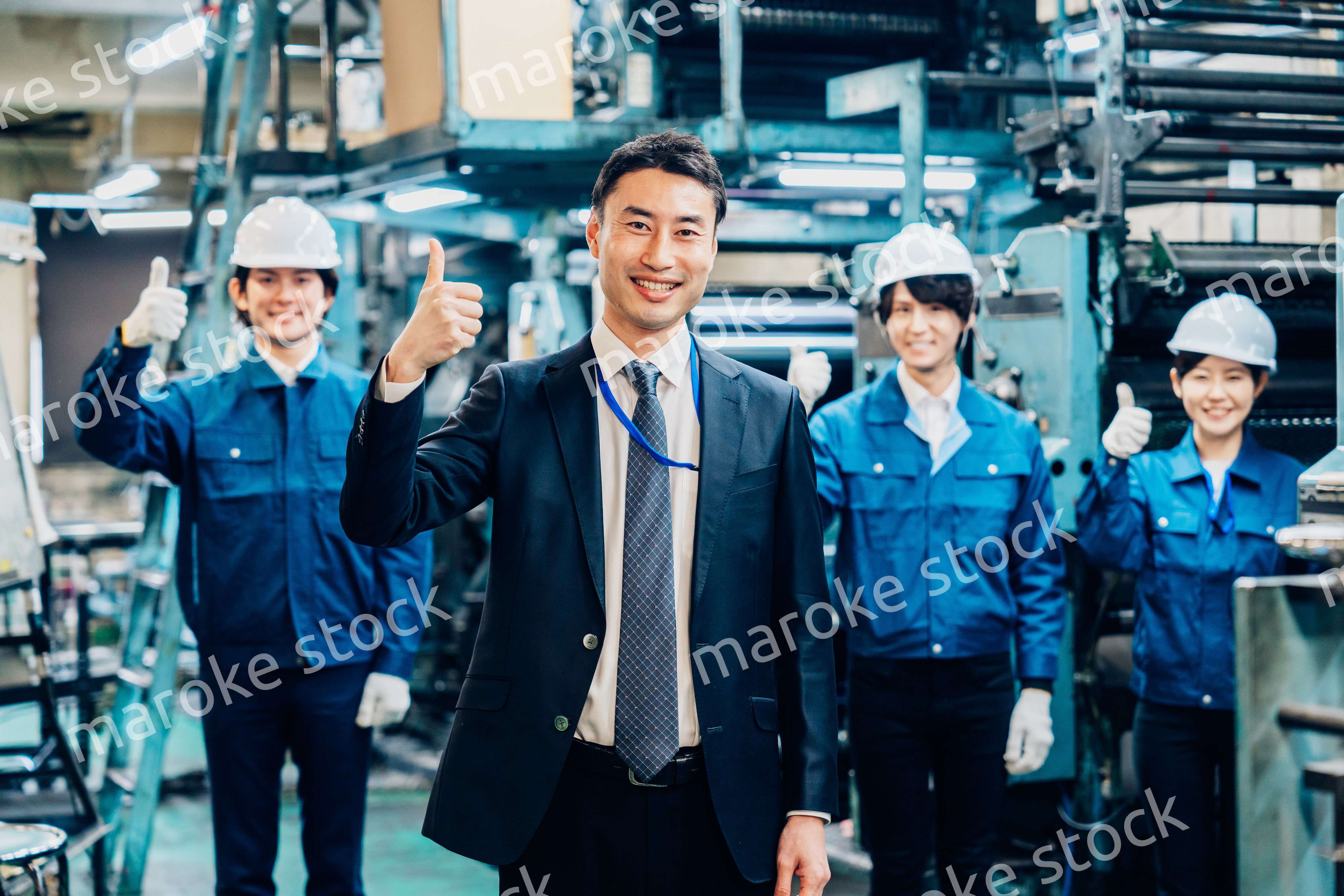 グッドサインをする営業マンと工場労働者