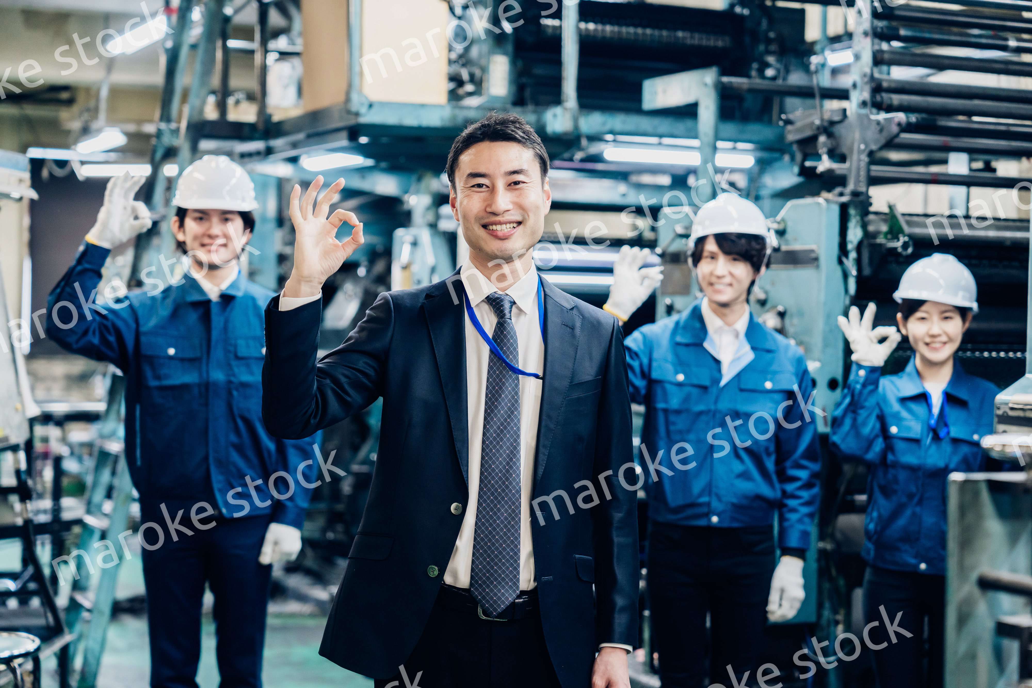グッドサインをする営業マンと工場労働者