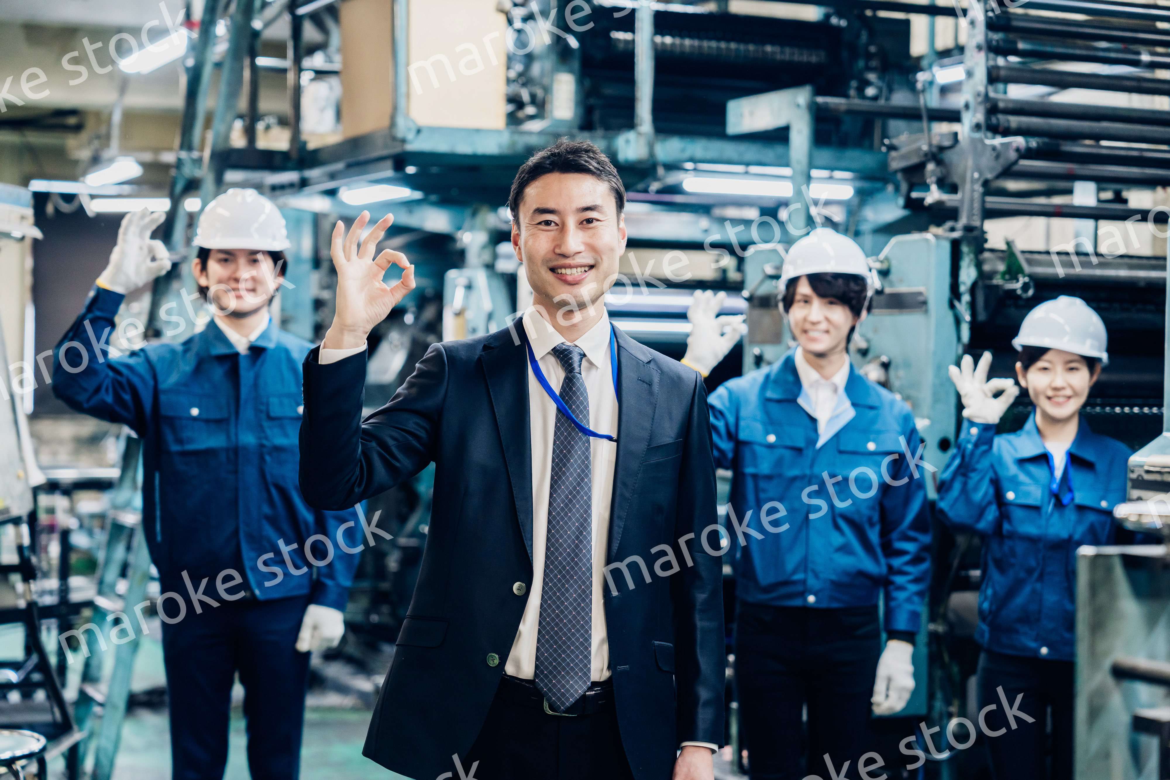 グッドサインをする営業マンと工場労働者