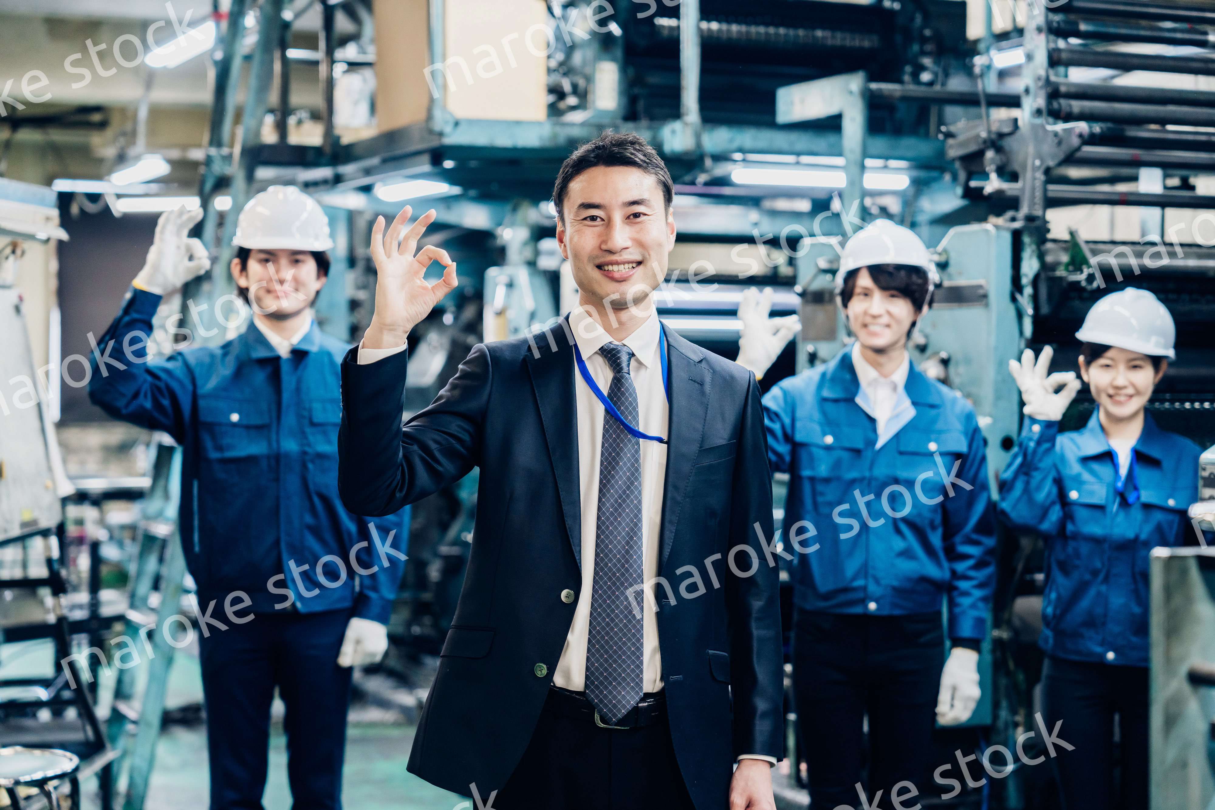 グッドサインをする営業マンと工場労働者