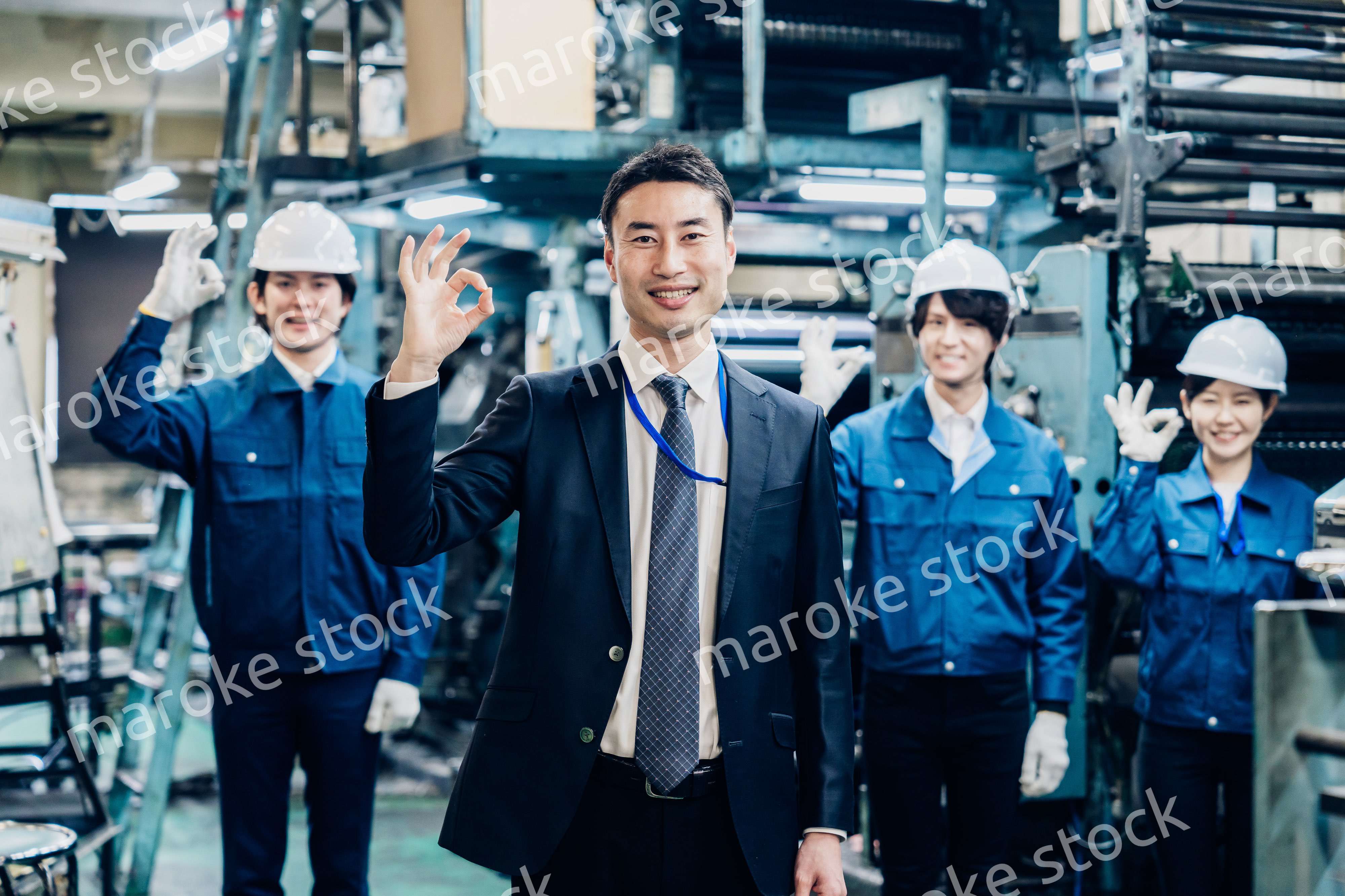 グッドサインをする営業マンと工場労働者