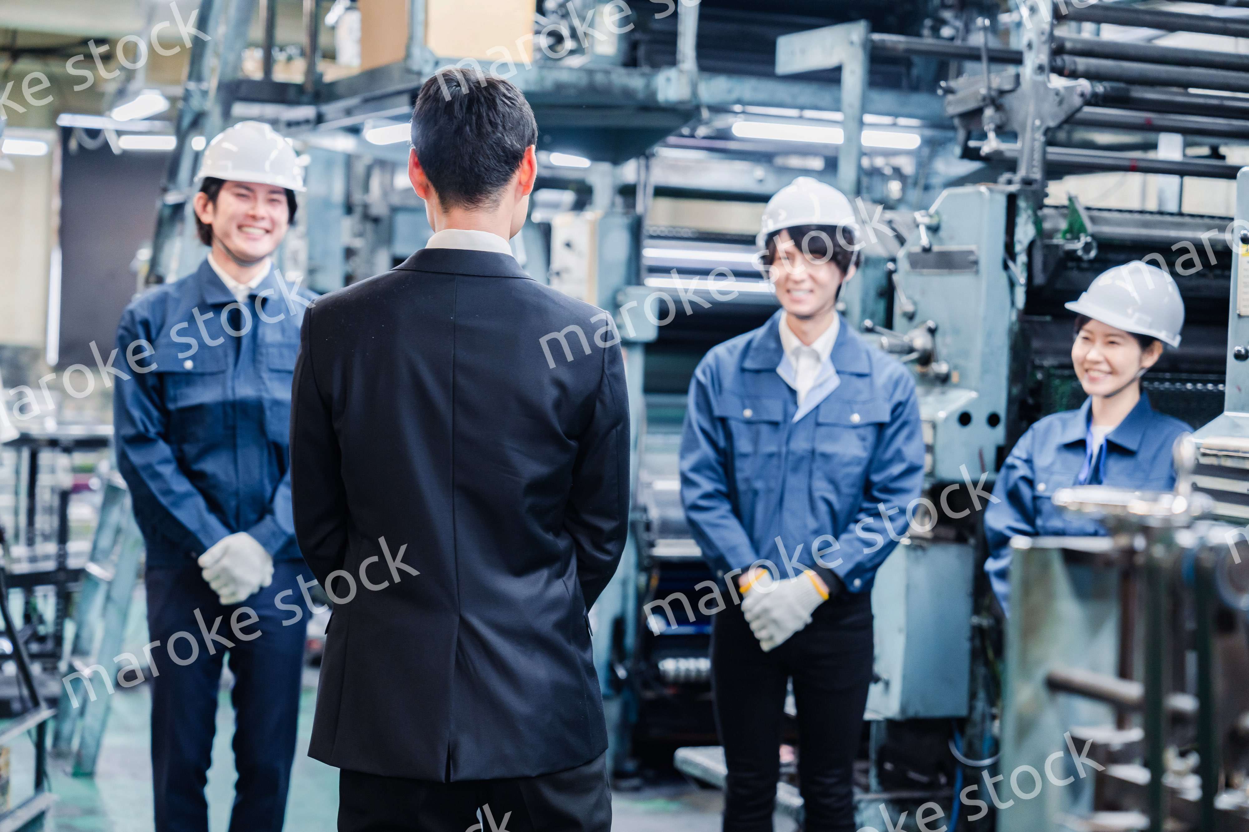 管理職の訓示を聴く工場スタッフ