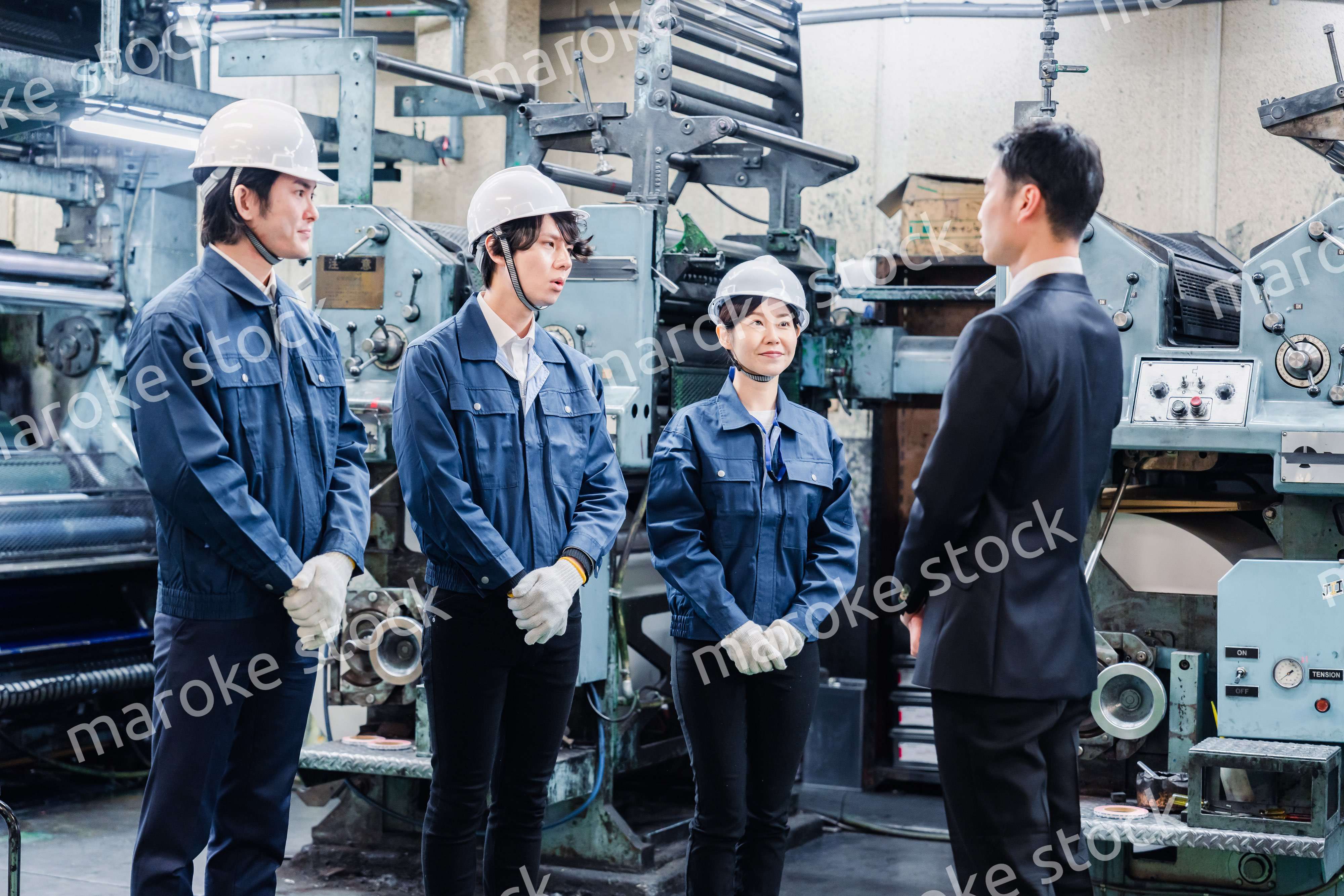 管理職の訓示を聴く工場スタッフ