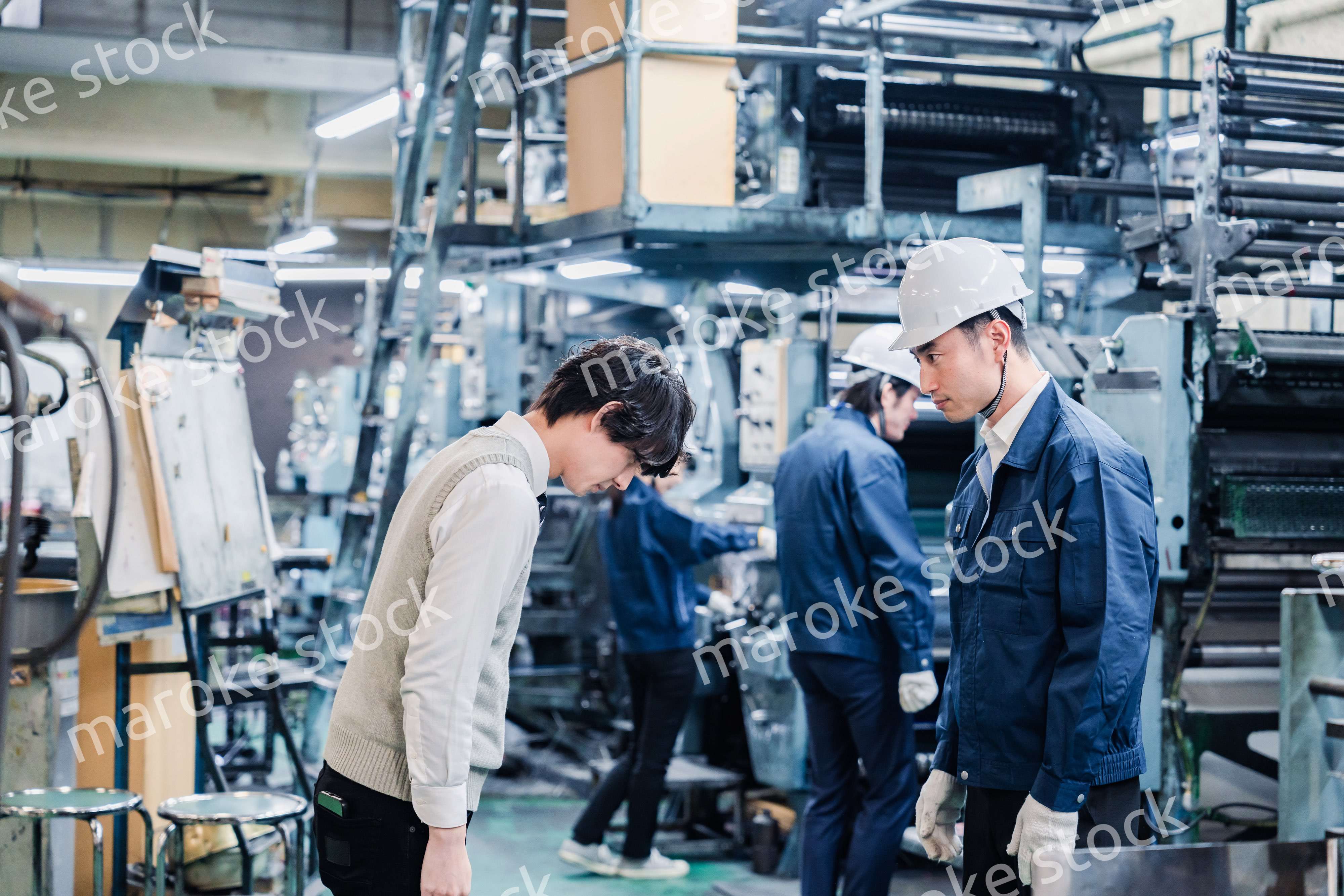 工場で採用面接を受ける男子学生