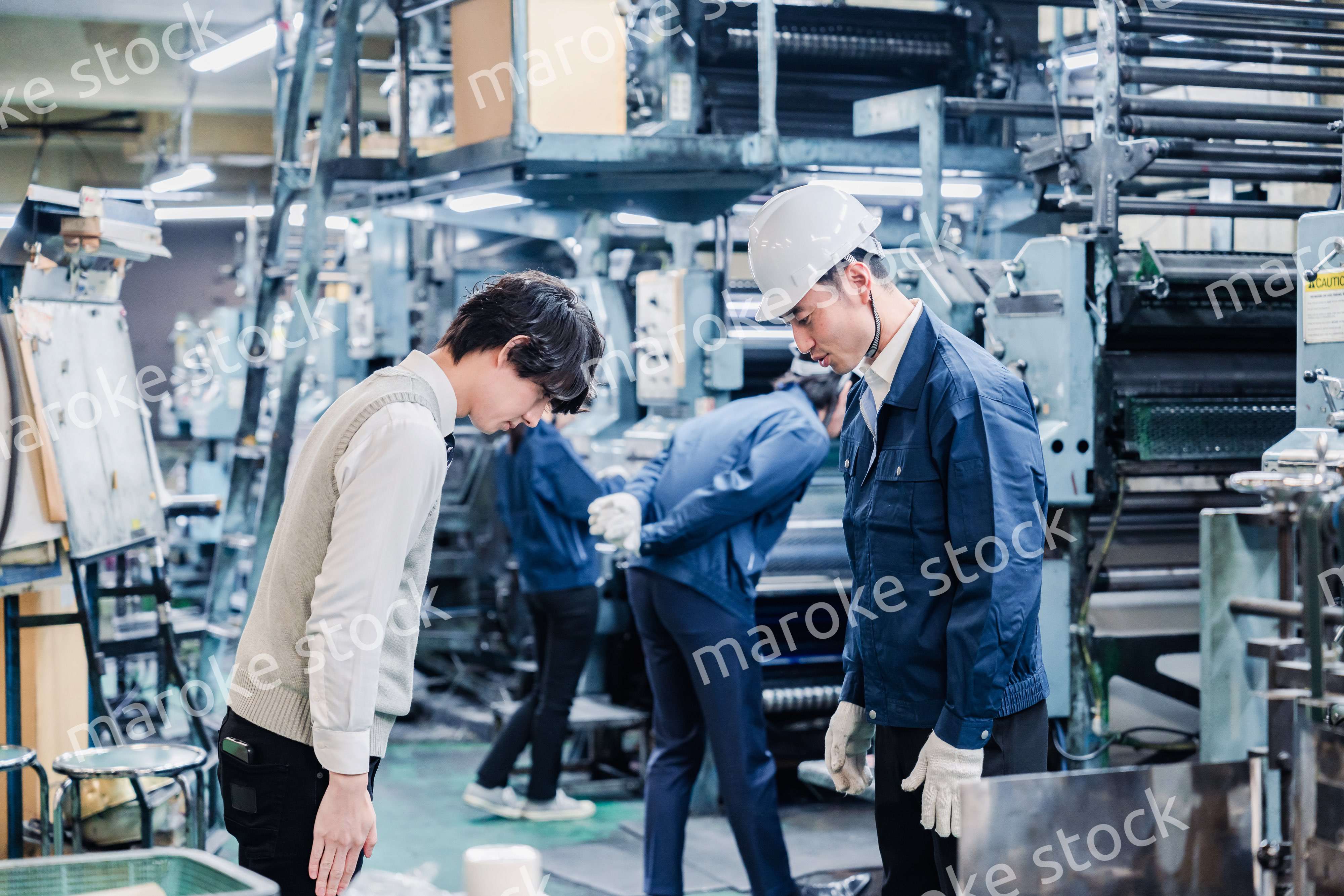 工場で採用面接を受ける男子学生