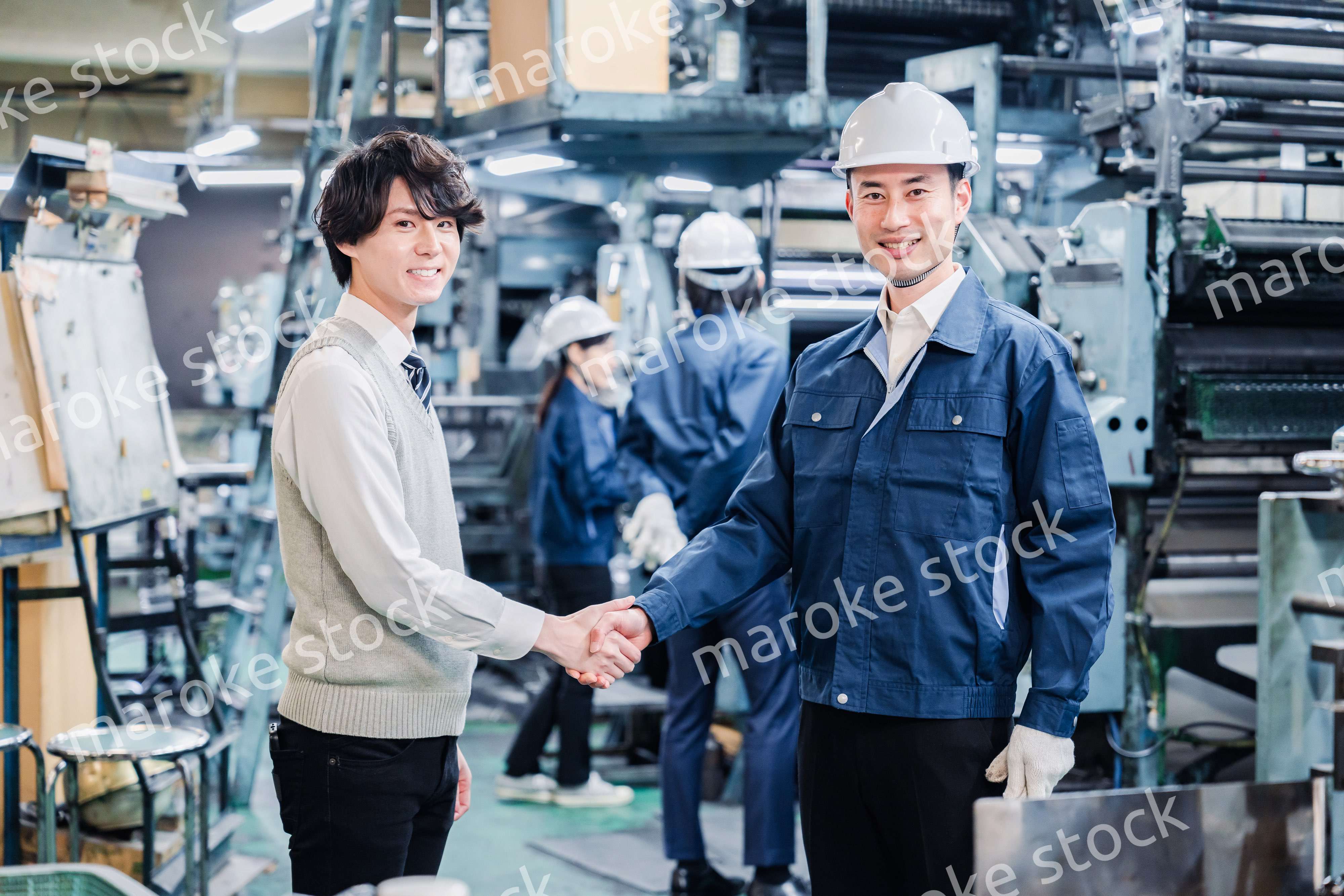 工場で採用面接を受ける男子学生