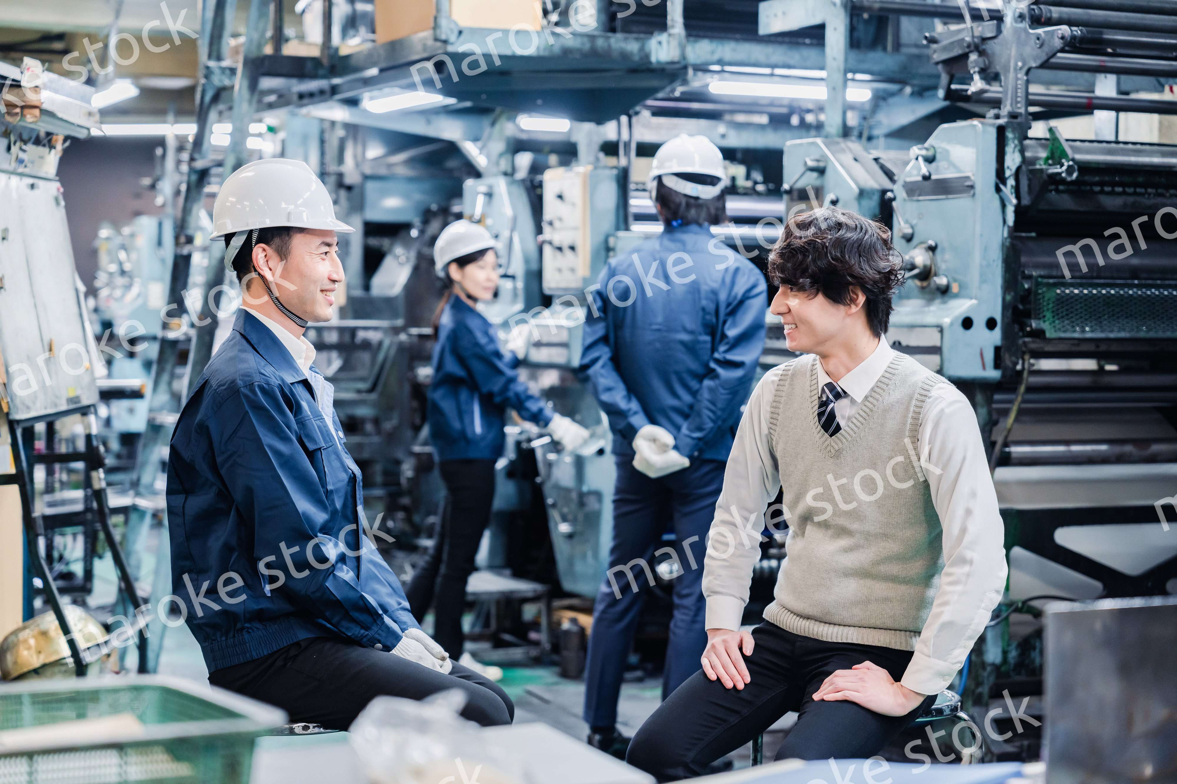 工場で採用面接を受ける男子学生