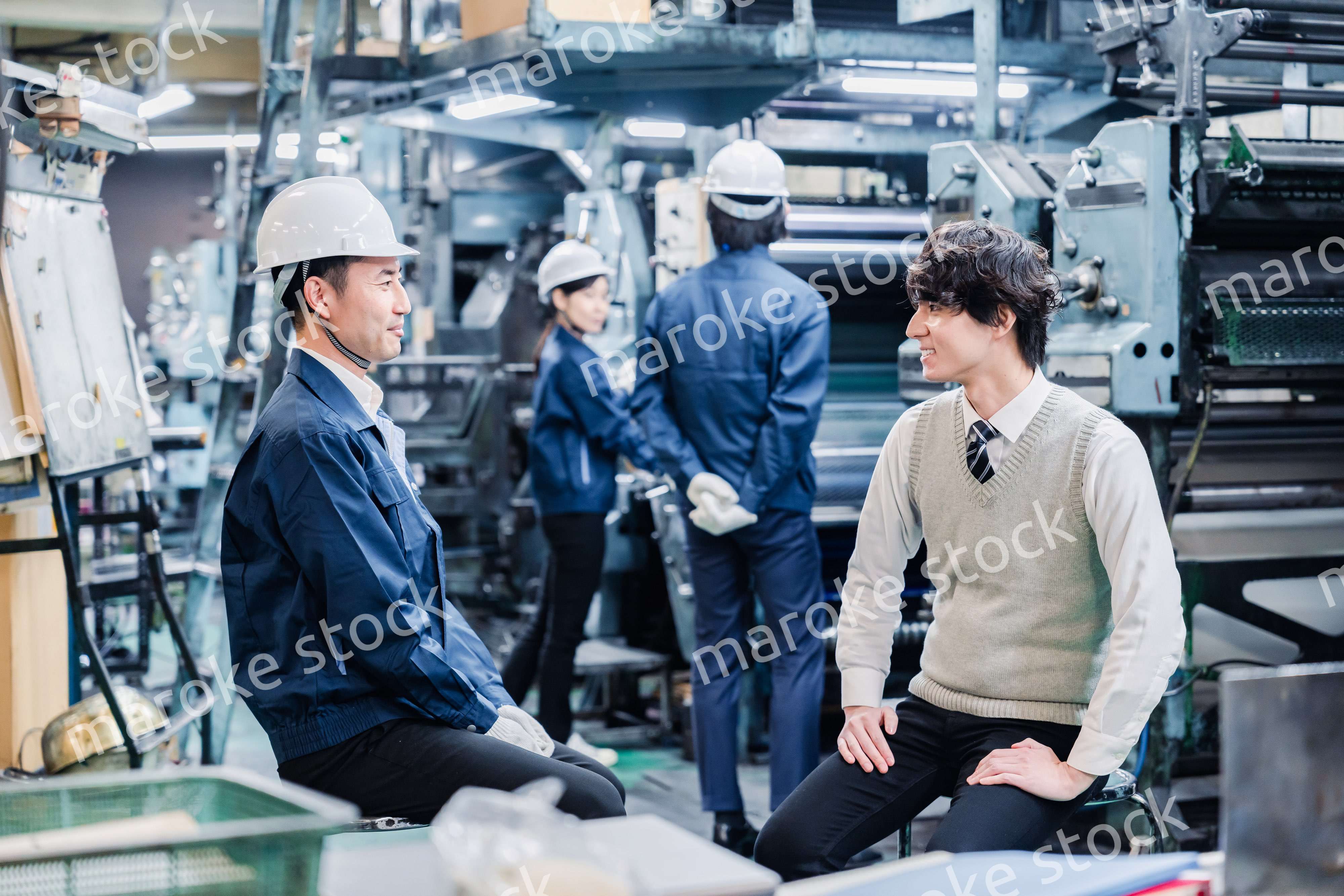 工場で採用面接を受ける男子学生