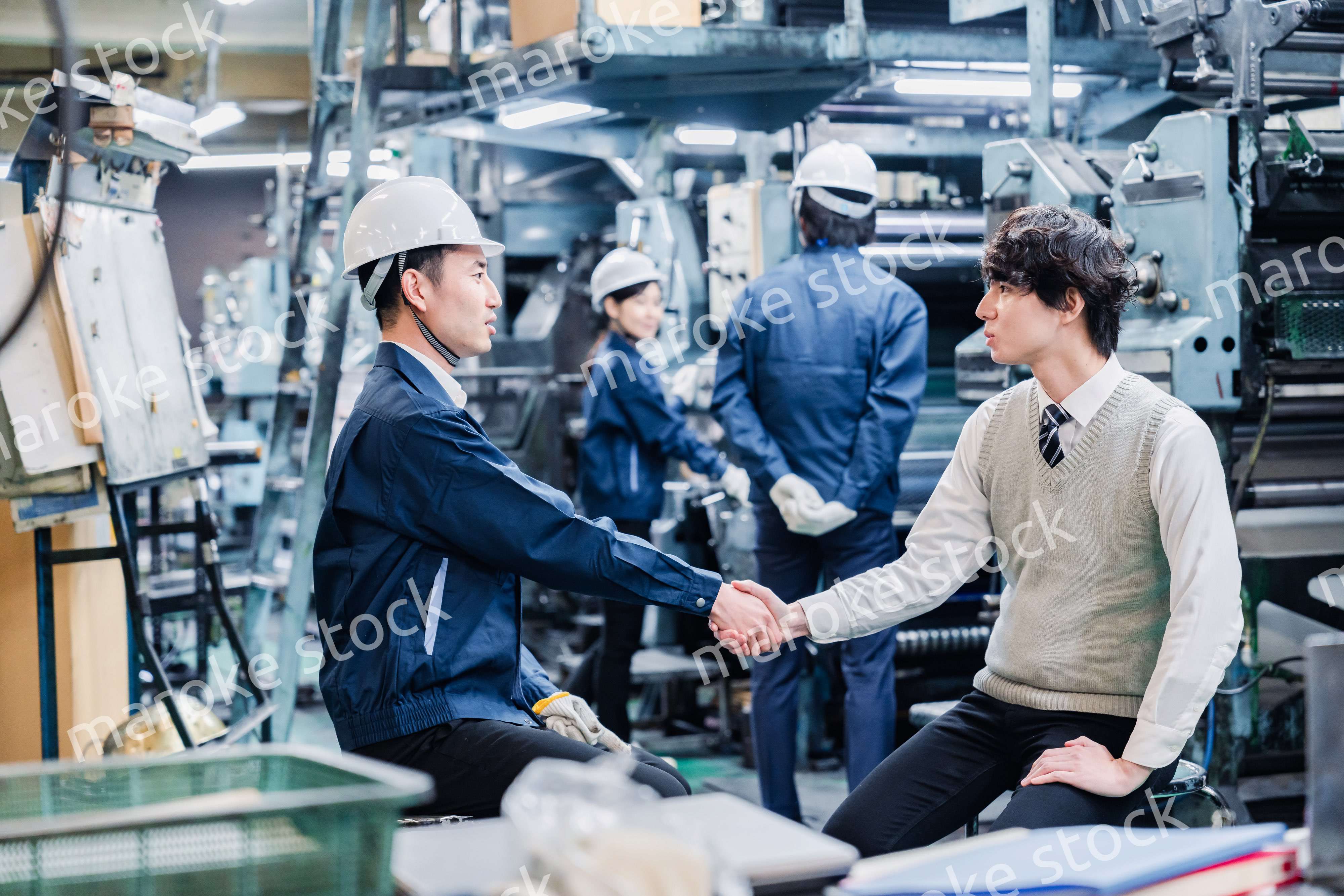 工場で採用面接を受ける男子学生