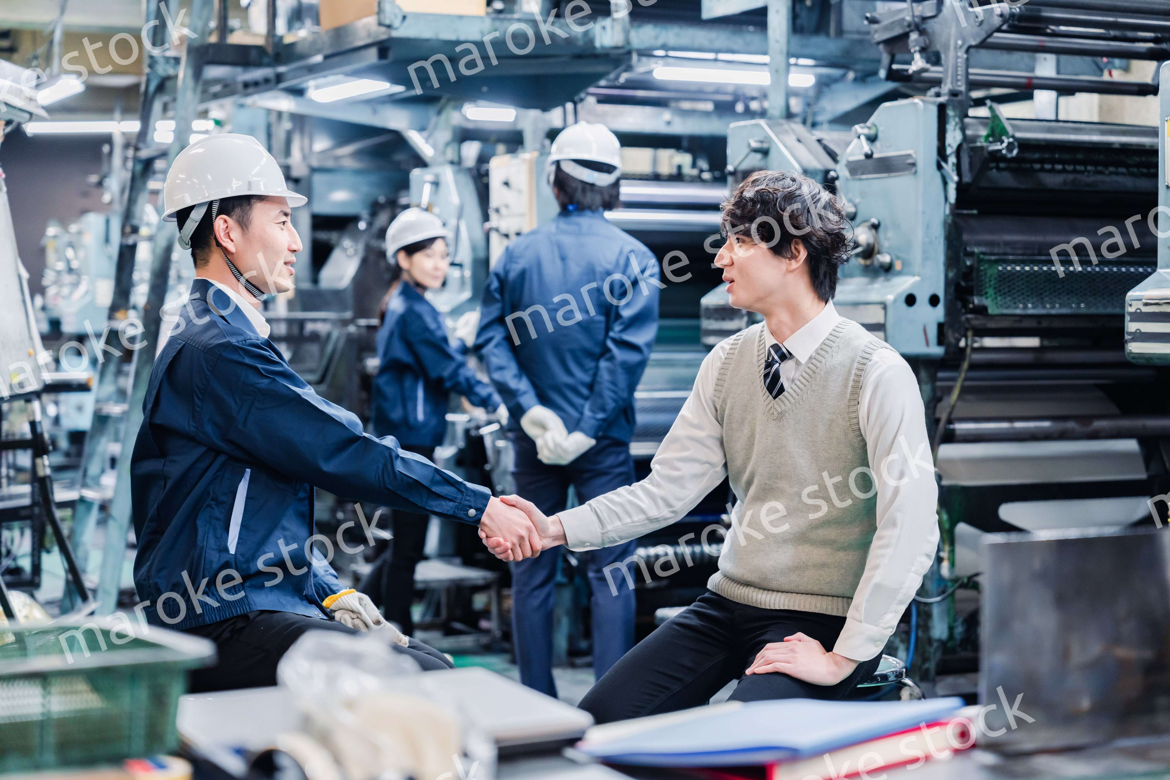 工場で採用面接を受ける男子学生