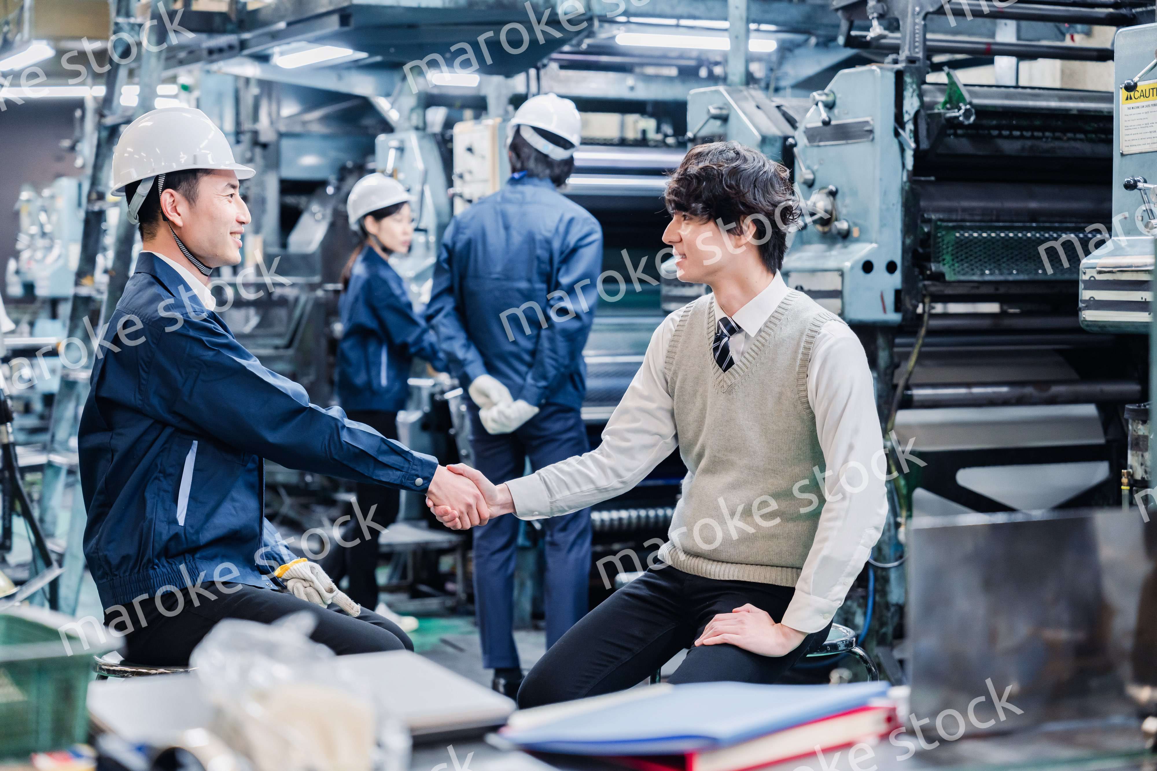 工場で採用面接を受ける男子学生