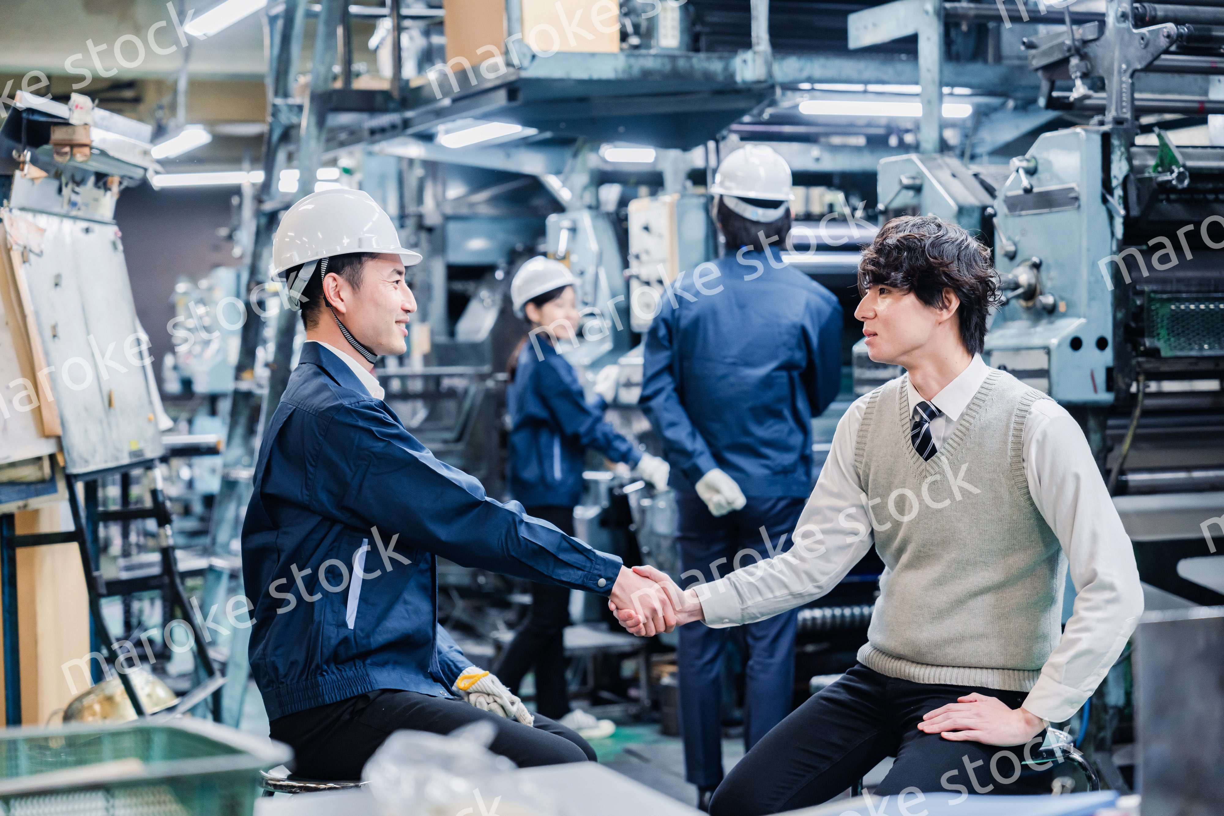 工場で採用面接を受ける男子学生