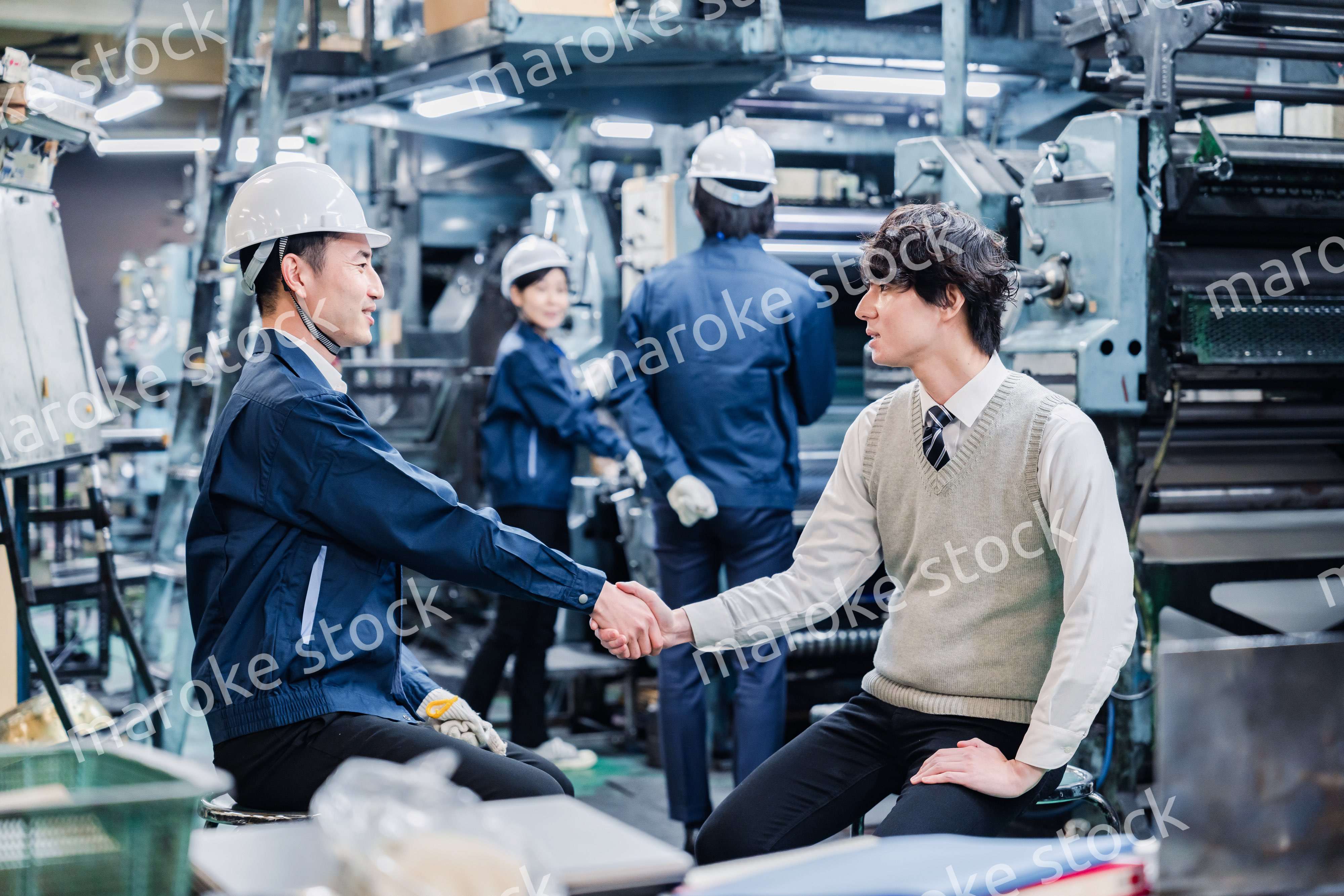 工場で採用面接を受ける男子学生