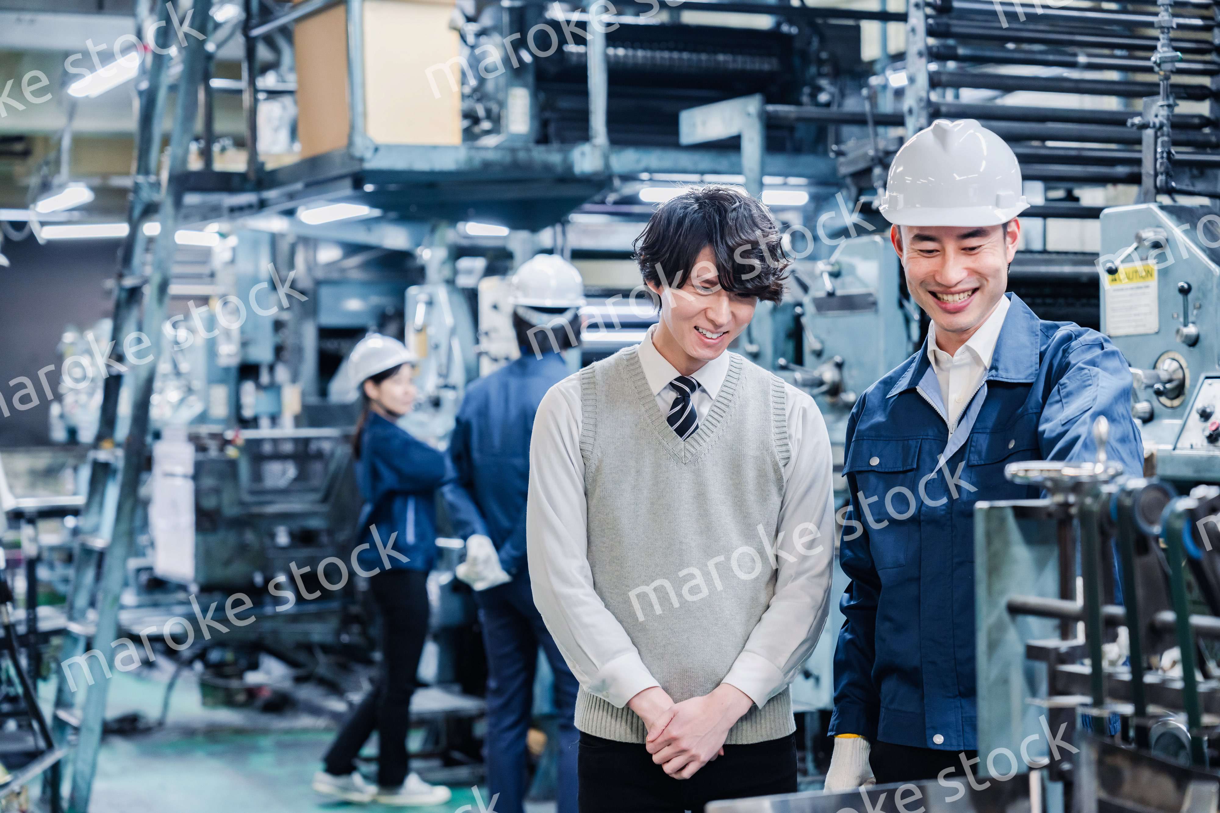 工場を見学する男子学生