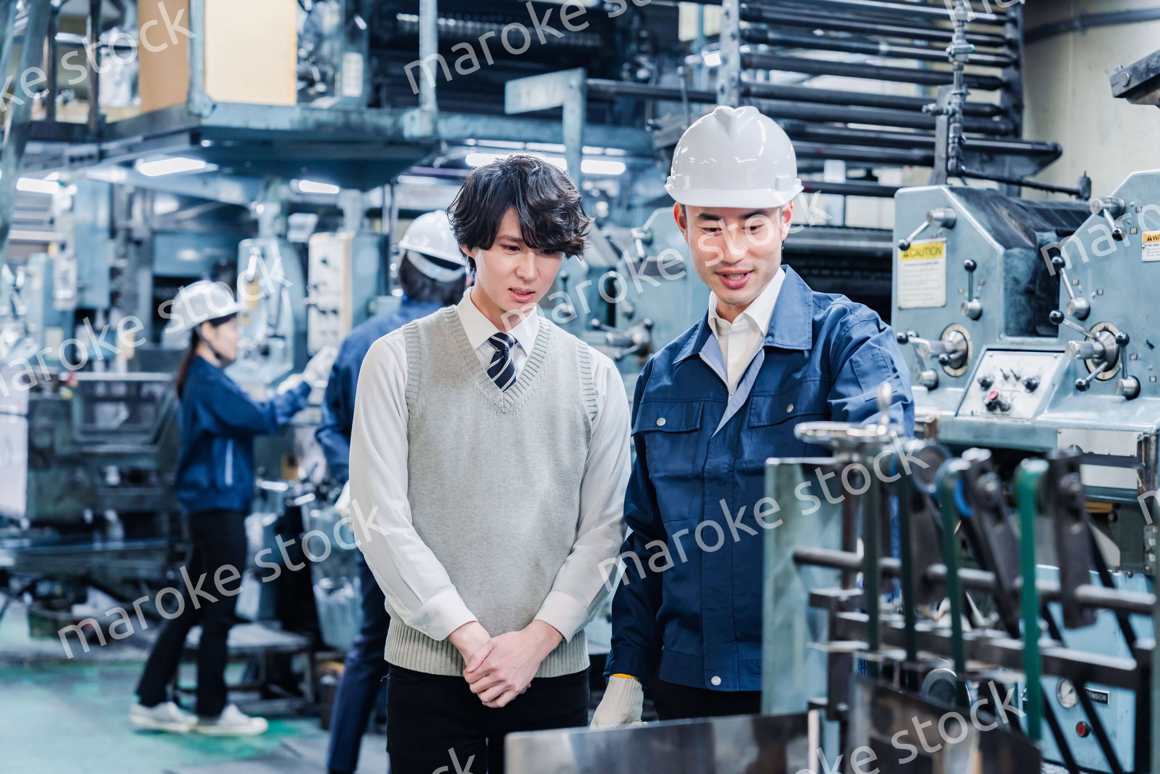 工場を見学する男子学生