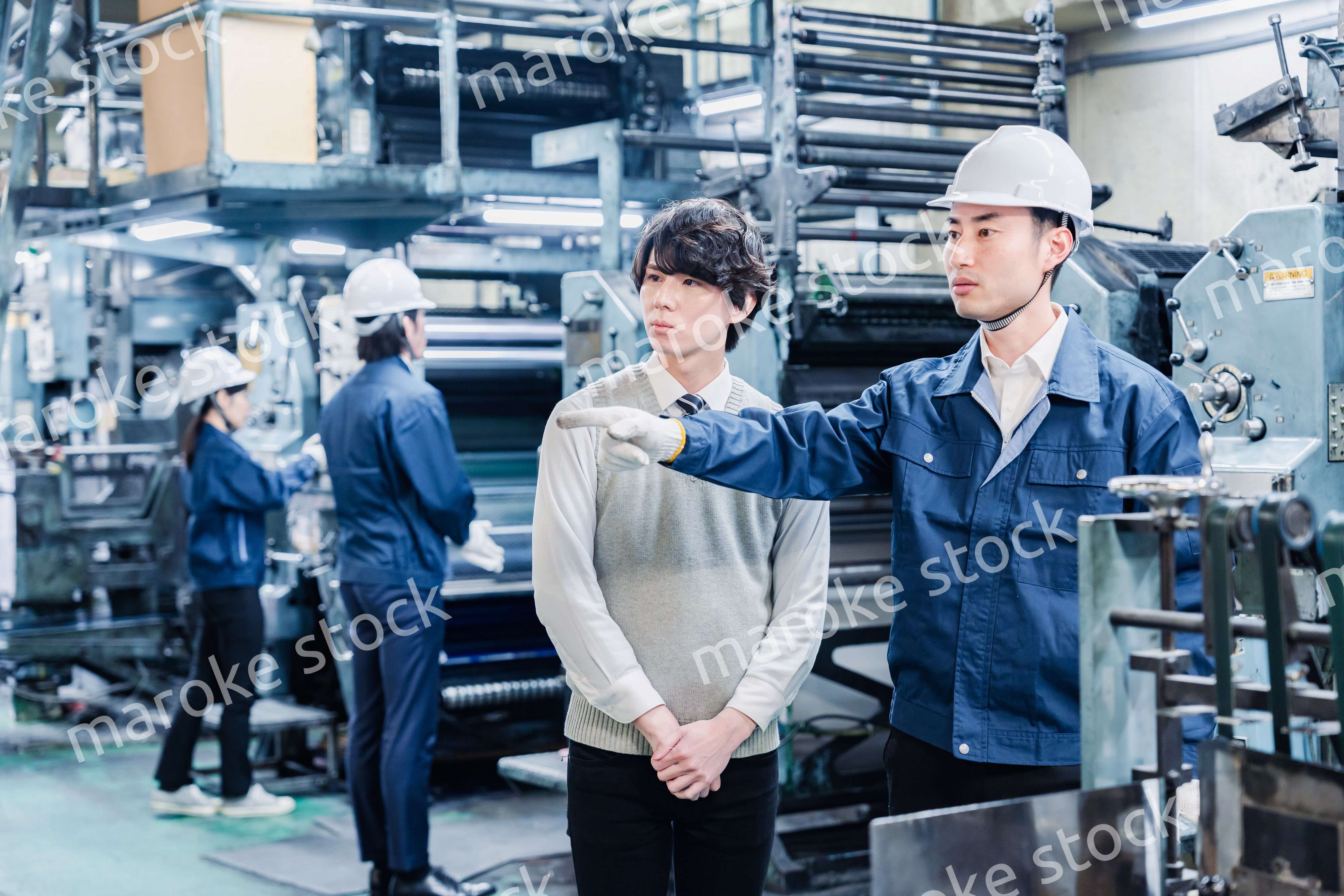 工場を見学する男子学生