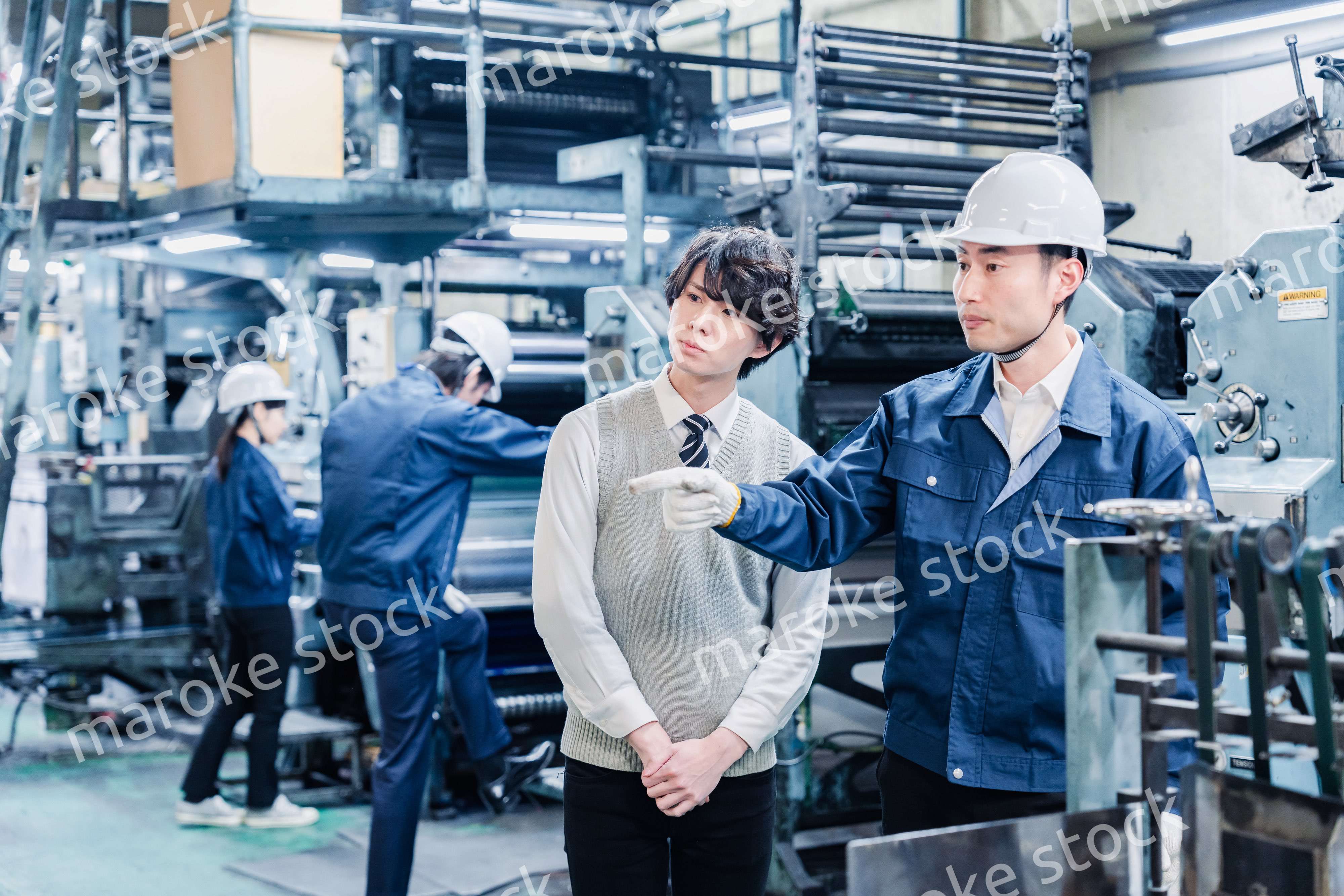 工場を見学する男子学生