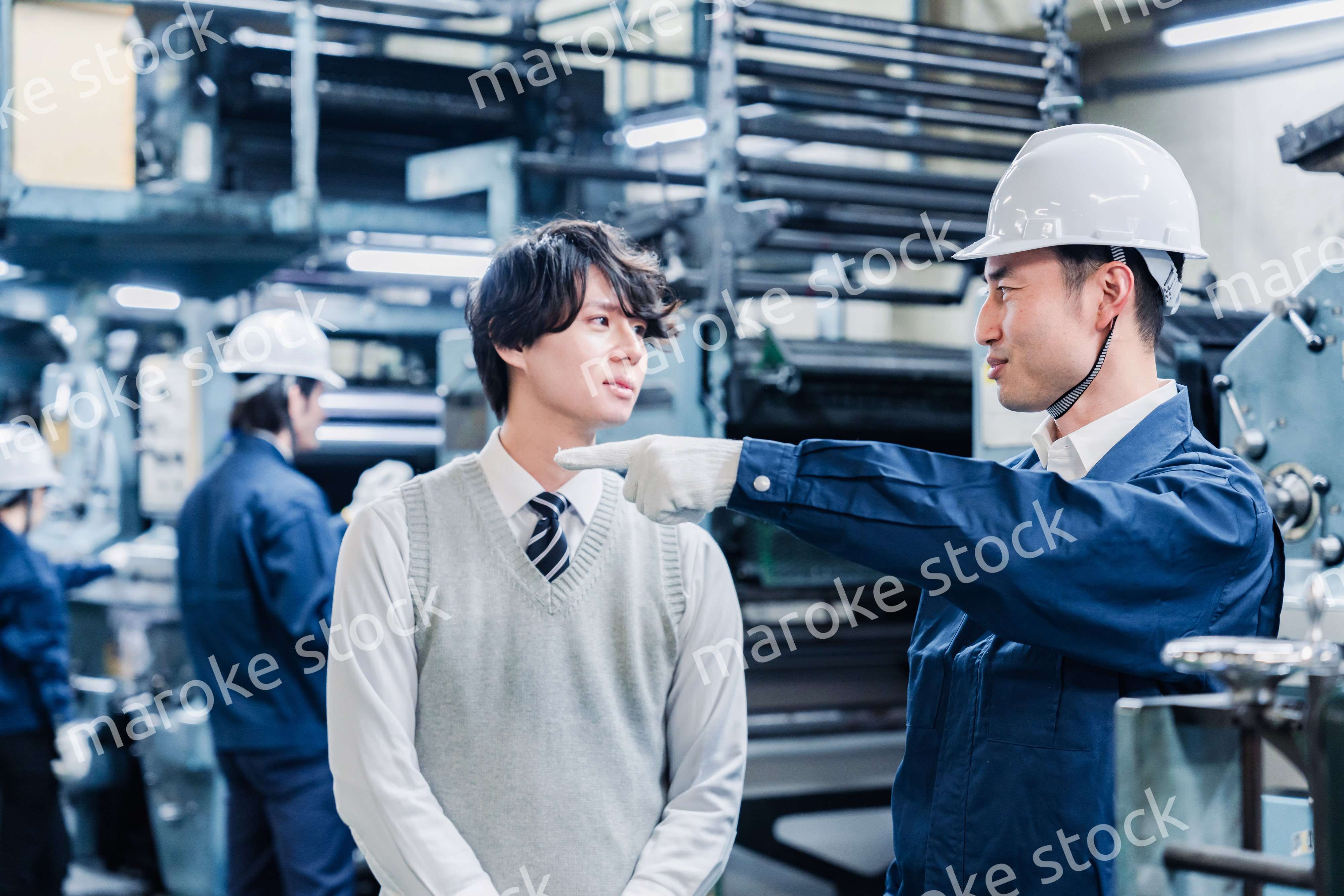 工場を見学する男子学生