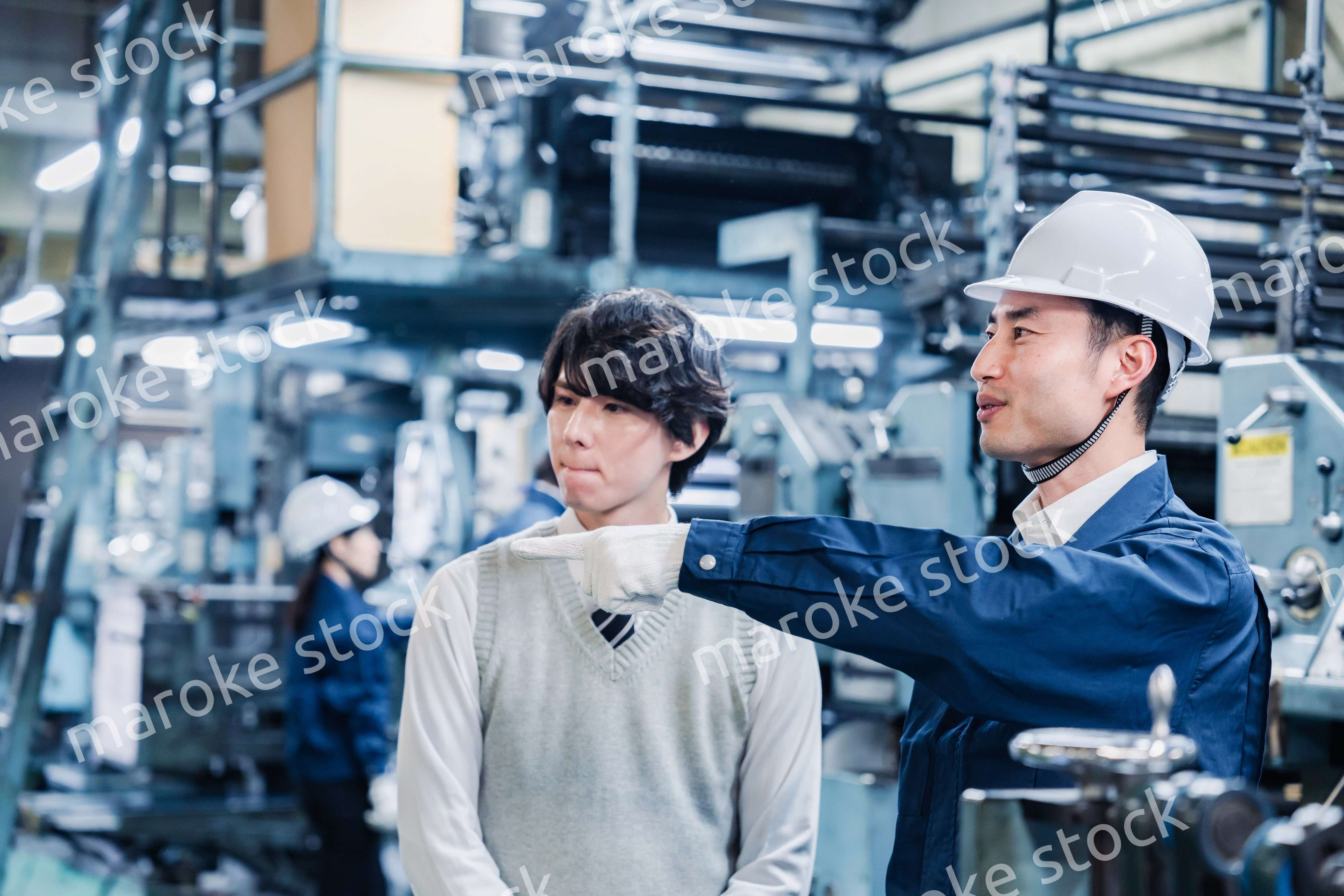 工場を見学する男子学生