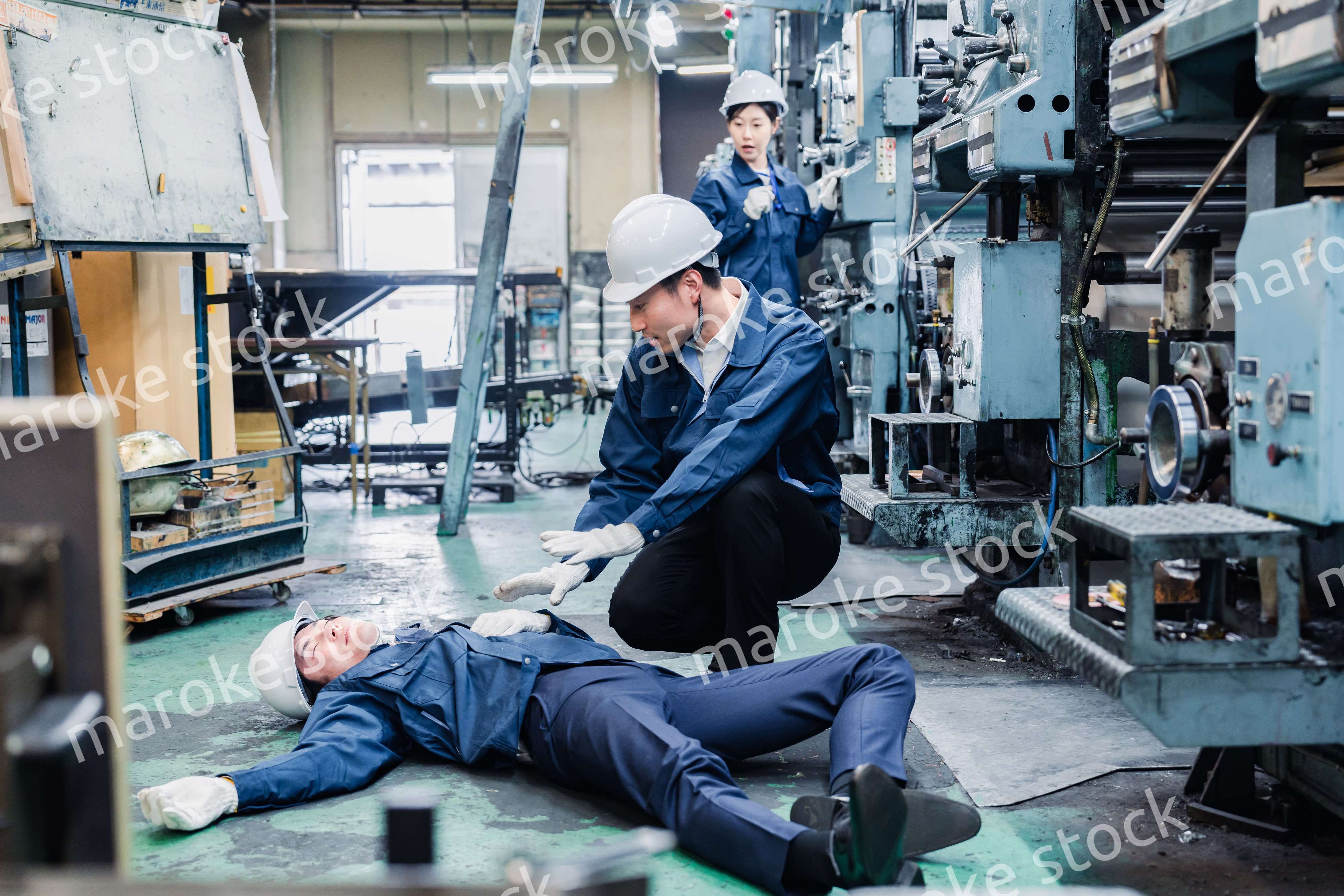 工場で労災が発生し対処をするスタッフ