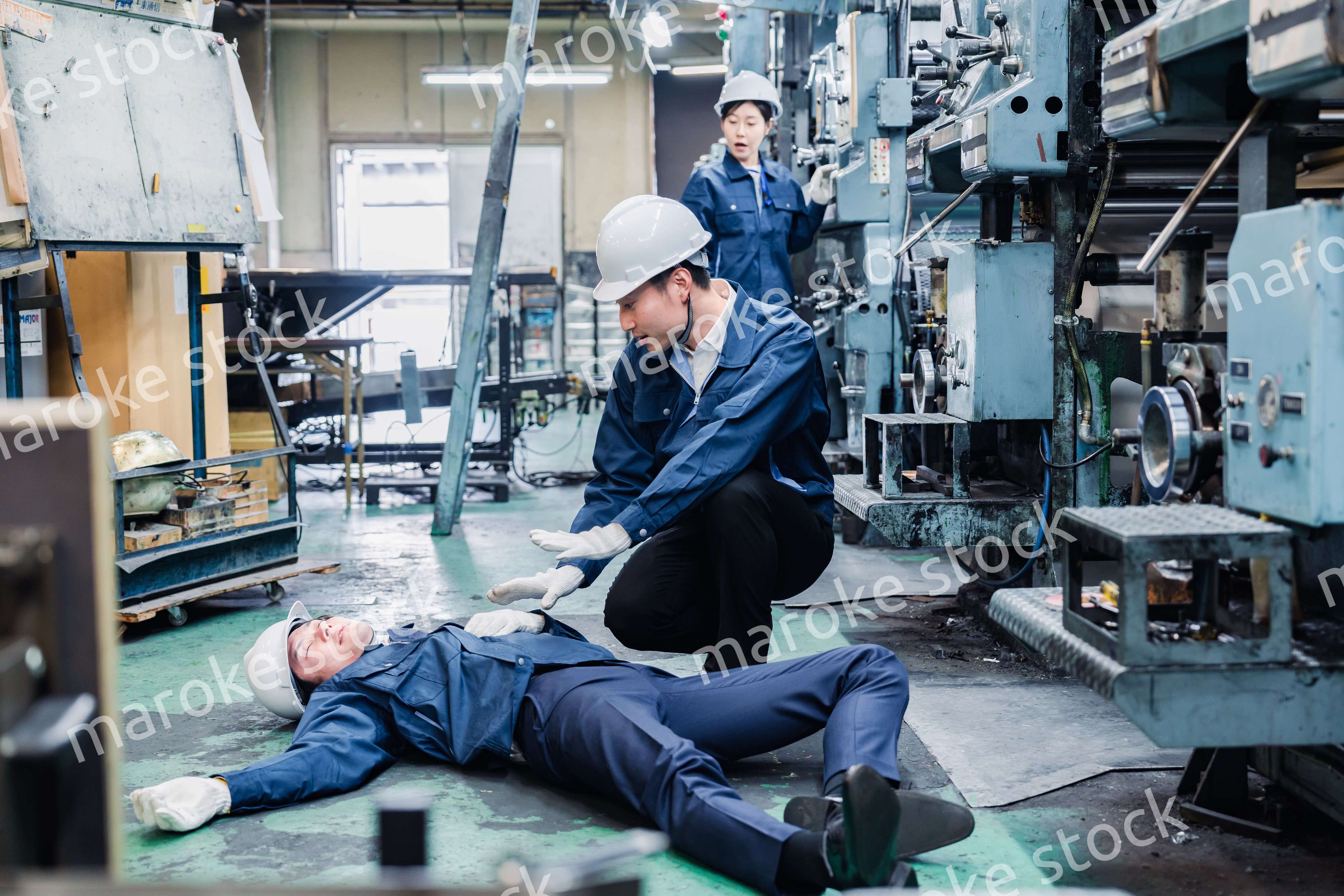 工場で労災が発生し対処をするスタッフ