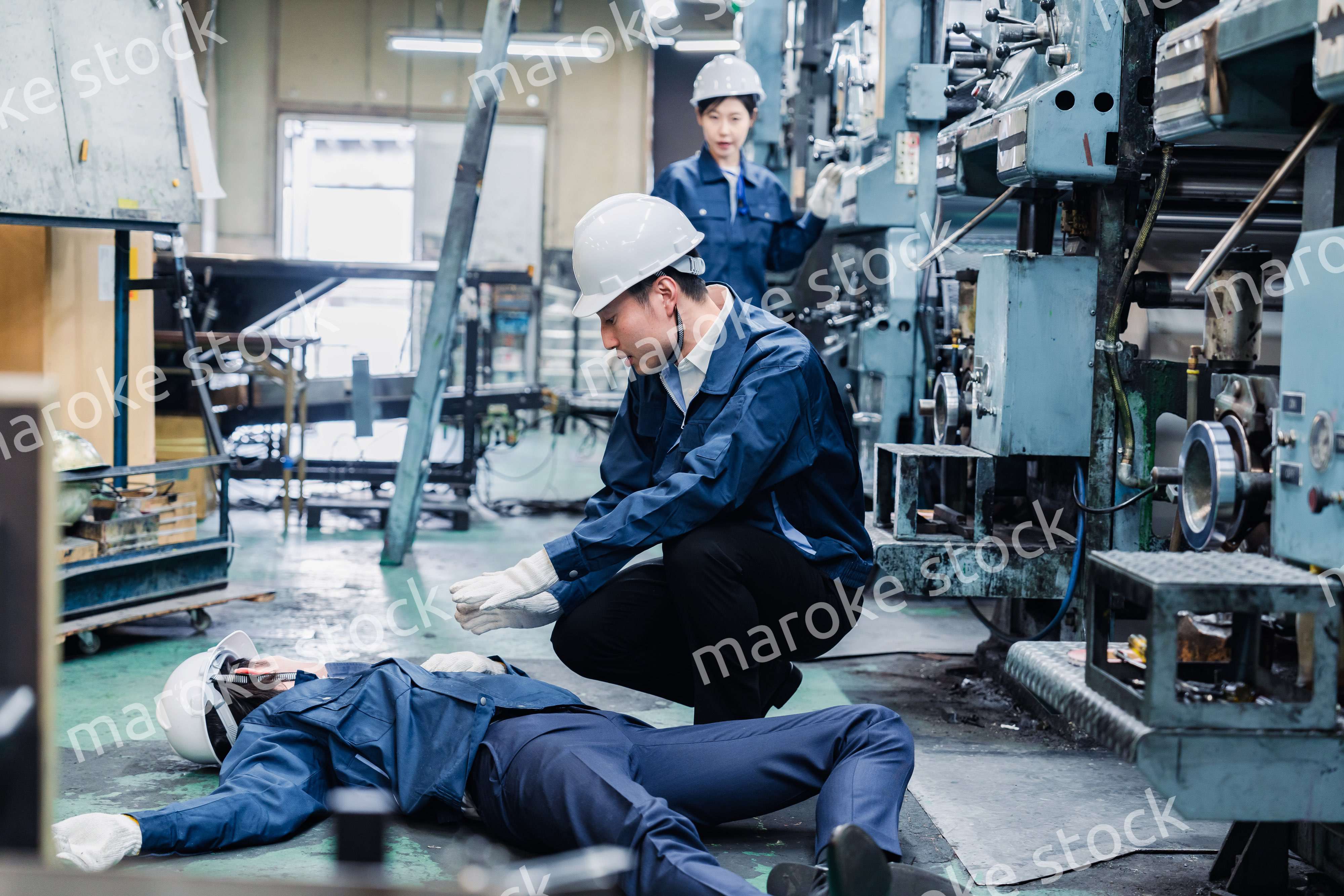 工場で労災が発生し対処をするスタッフ