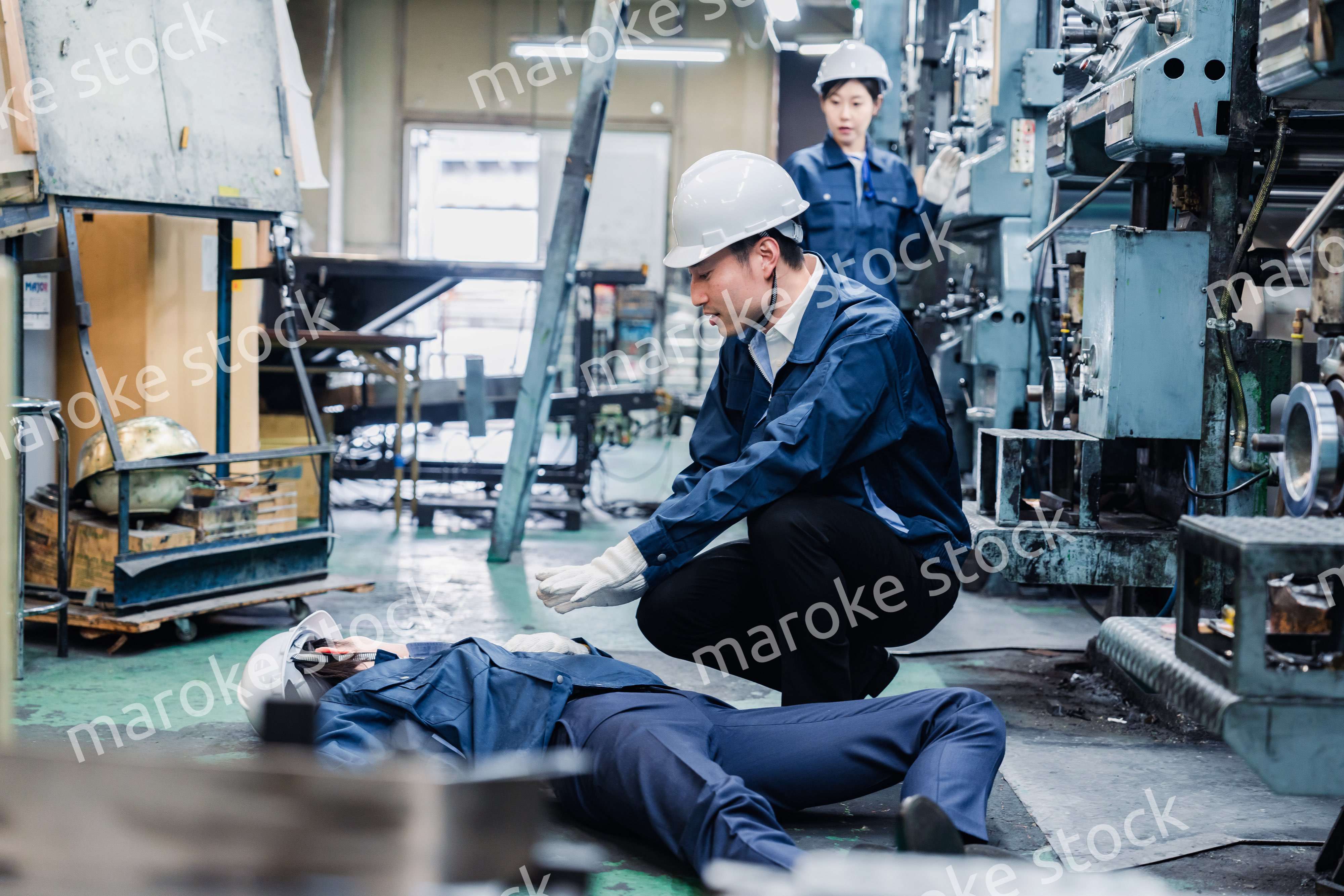 工場で労災が発生し対処をするスタッフ