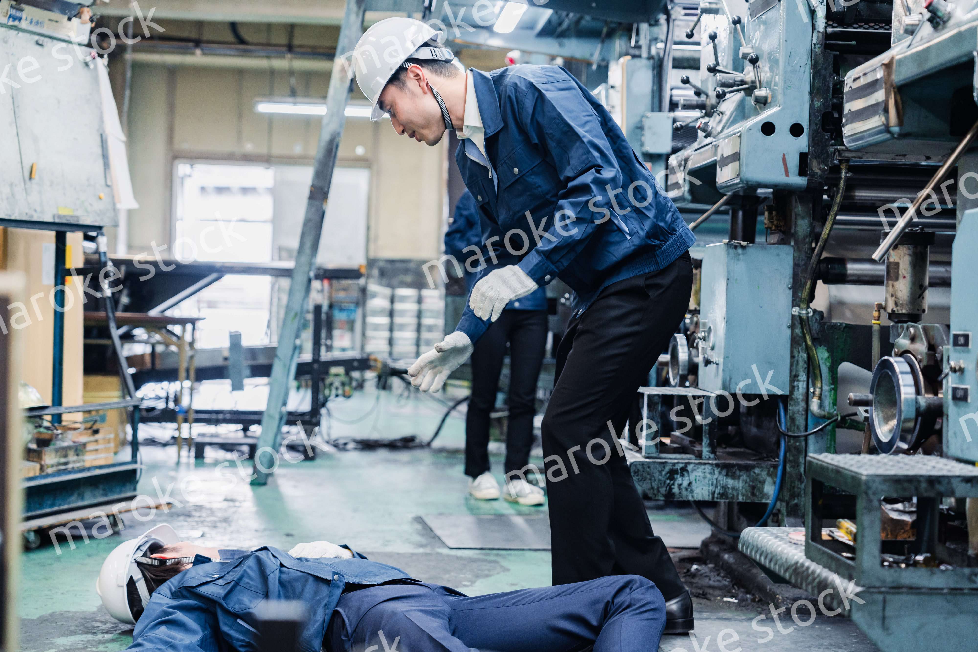 工場で労災が発生し対処をするスタッフ