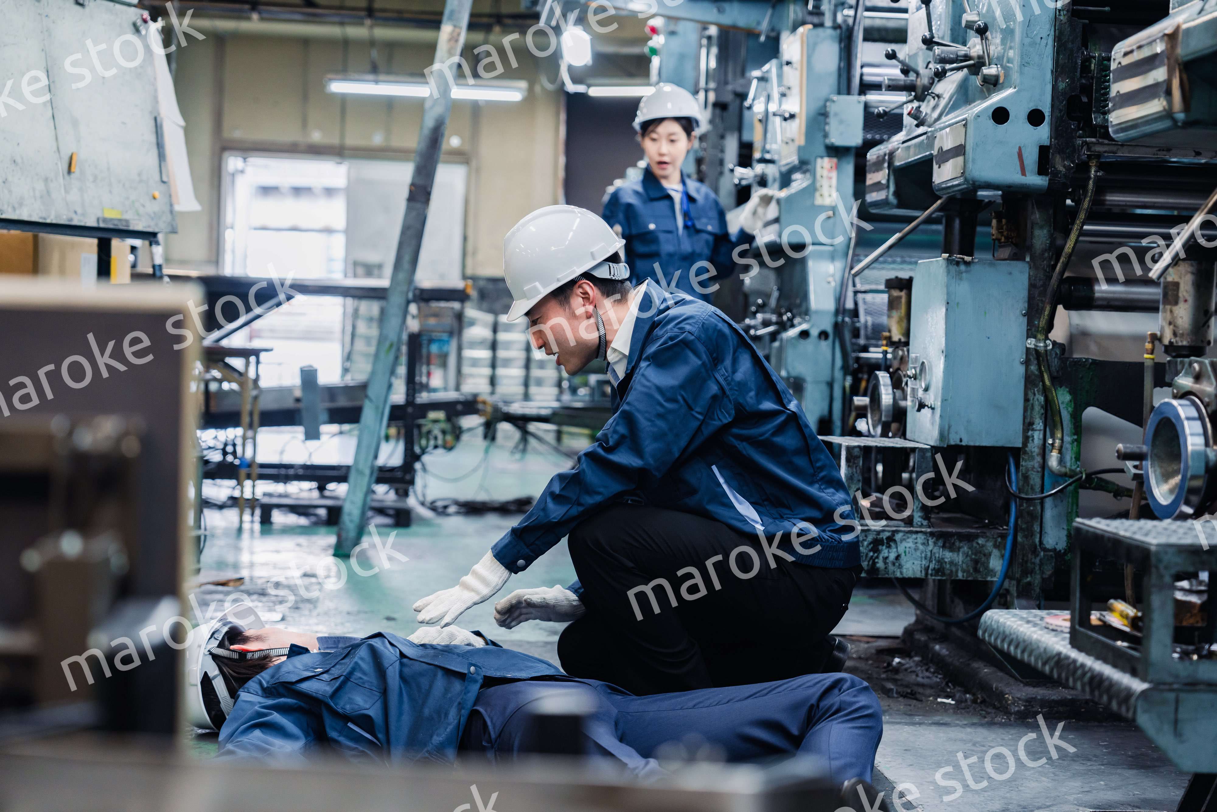 工場で労災が発生し対処をするスタッフ