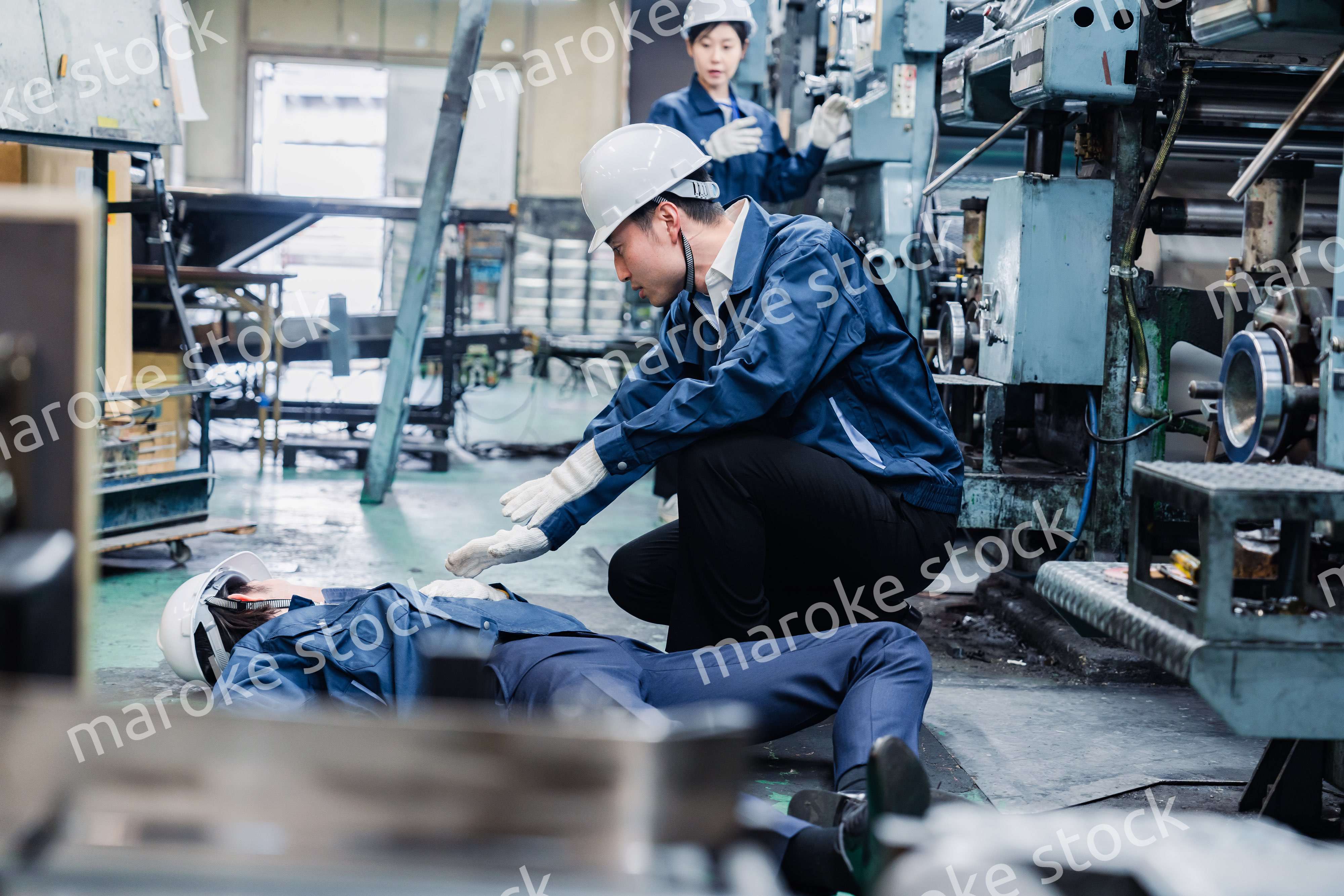 工場で労災が発生し対処をするスタッフ