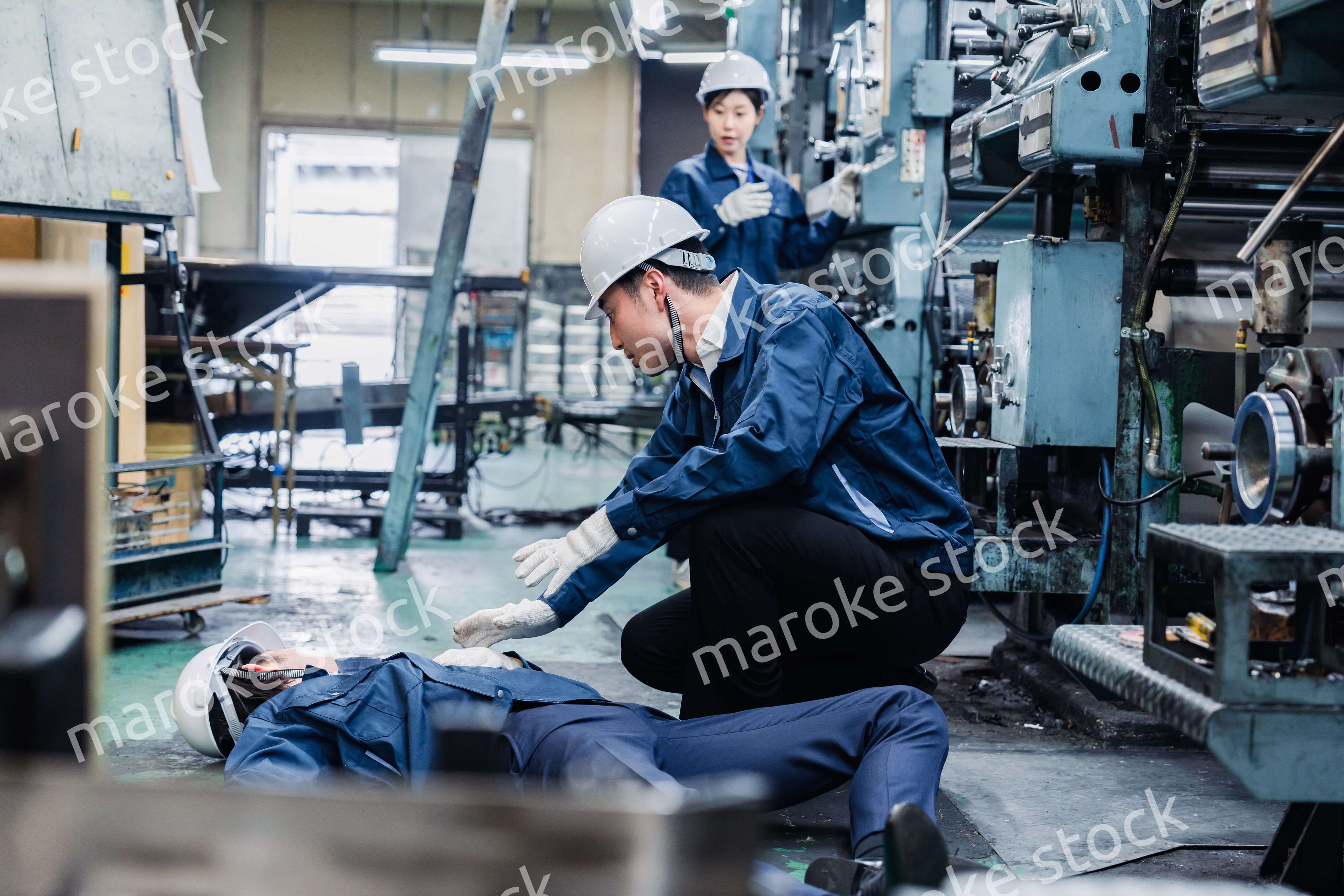 工場で労災が発生し対処をするスタッフ