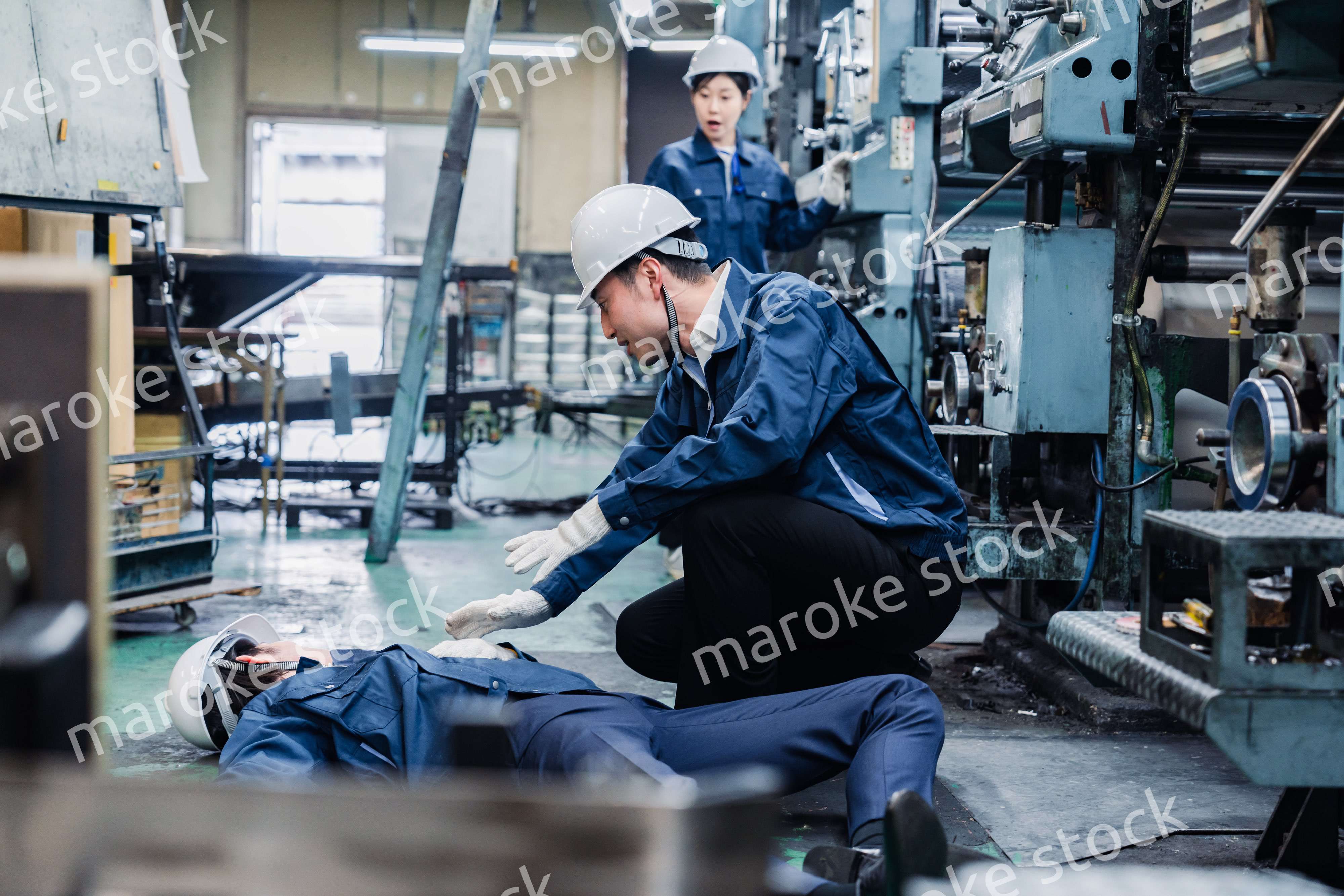 工場で労災が発生し対処をするスタッフ