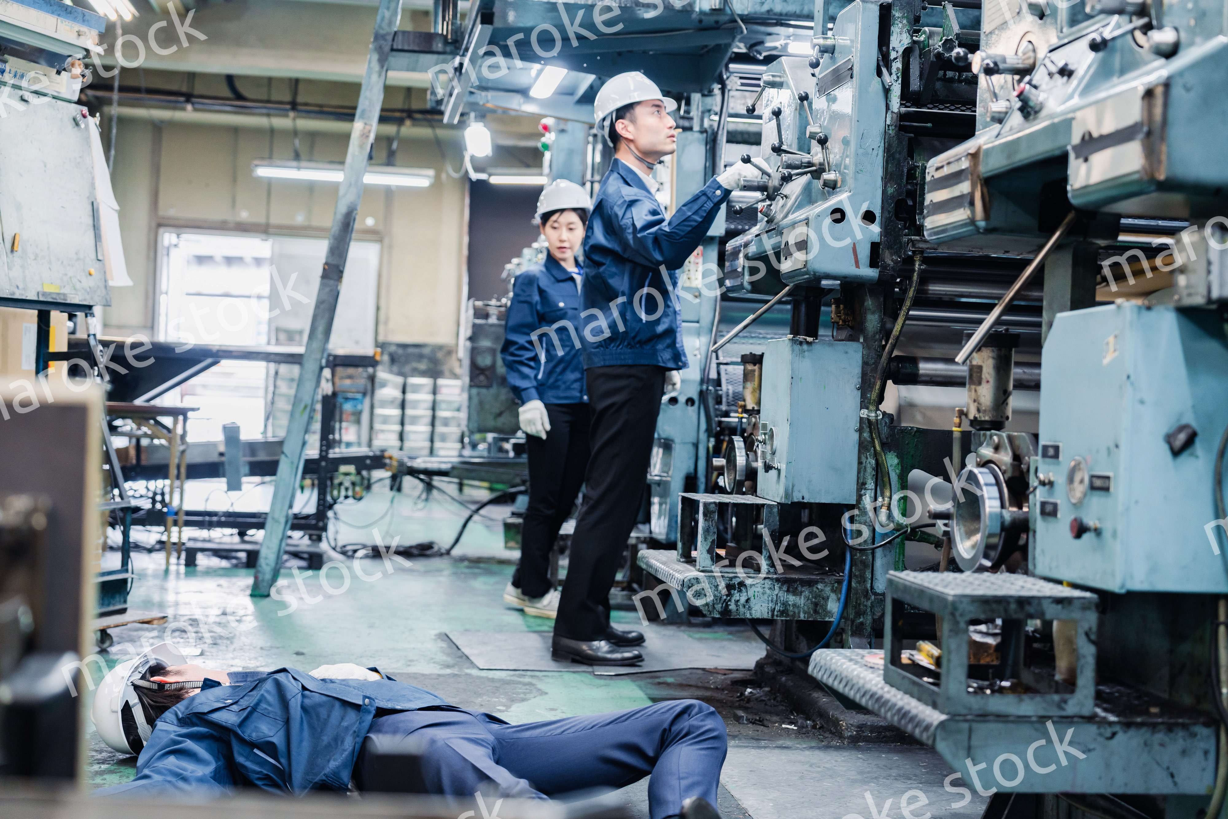 工場で労災が発生し対処をするスタッフ