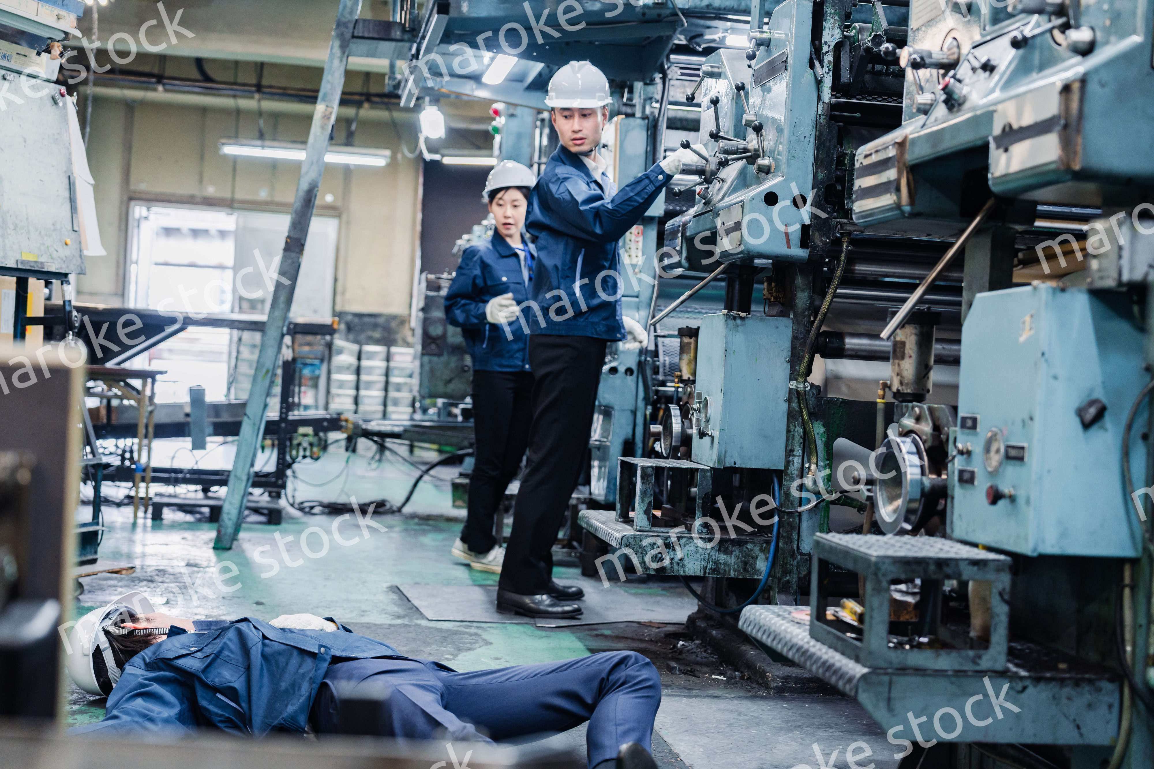 工場で労災が発生し対処をするスタッフ