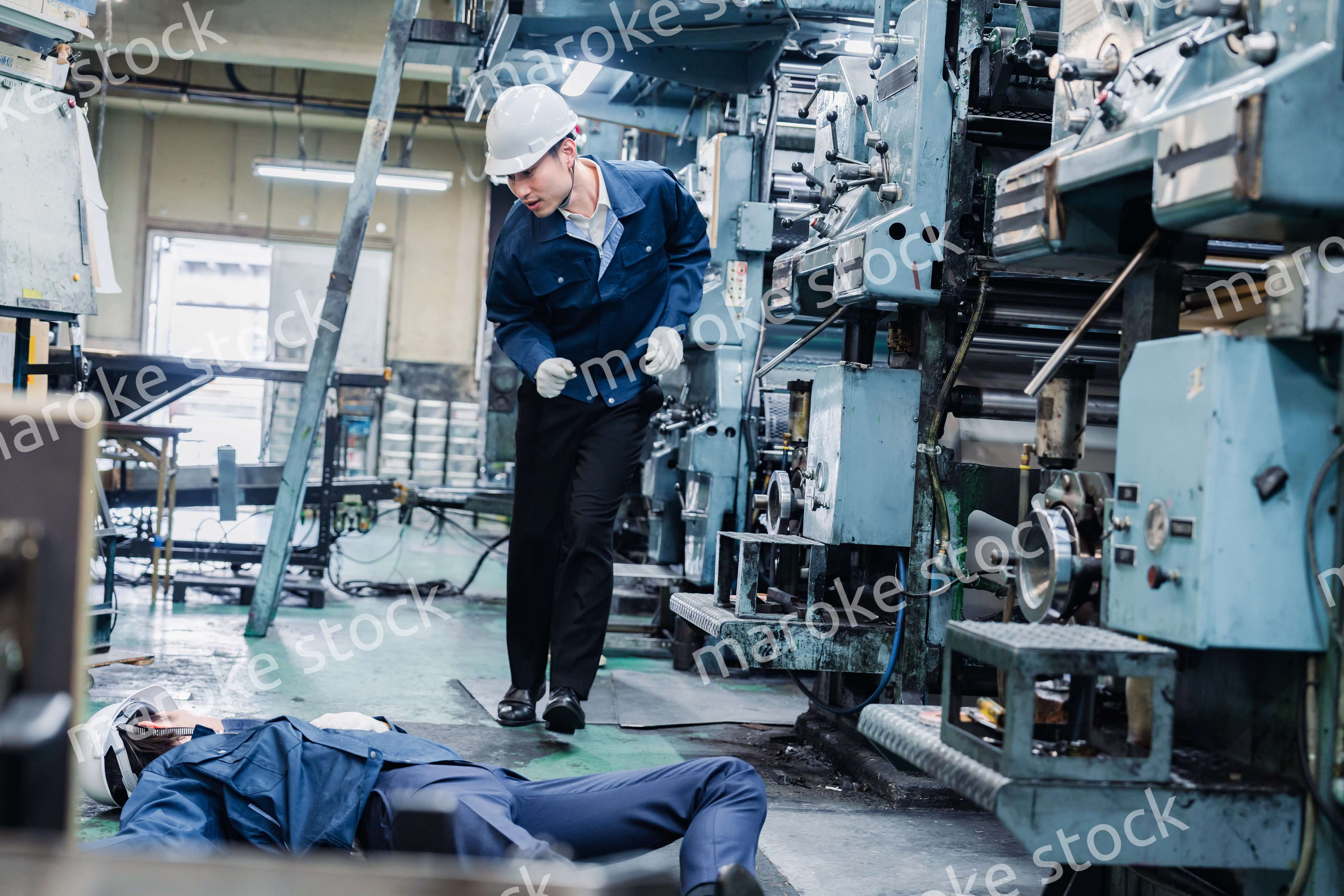 工場で労災が発生し対処をするスタッフ