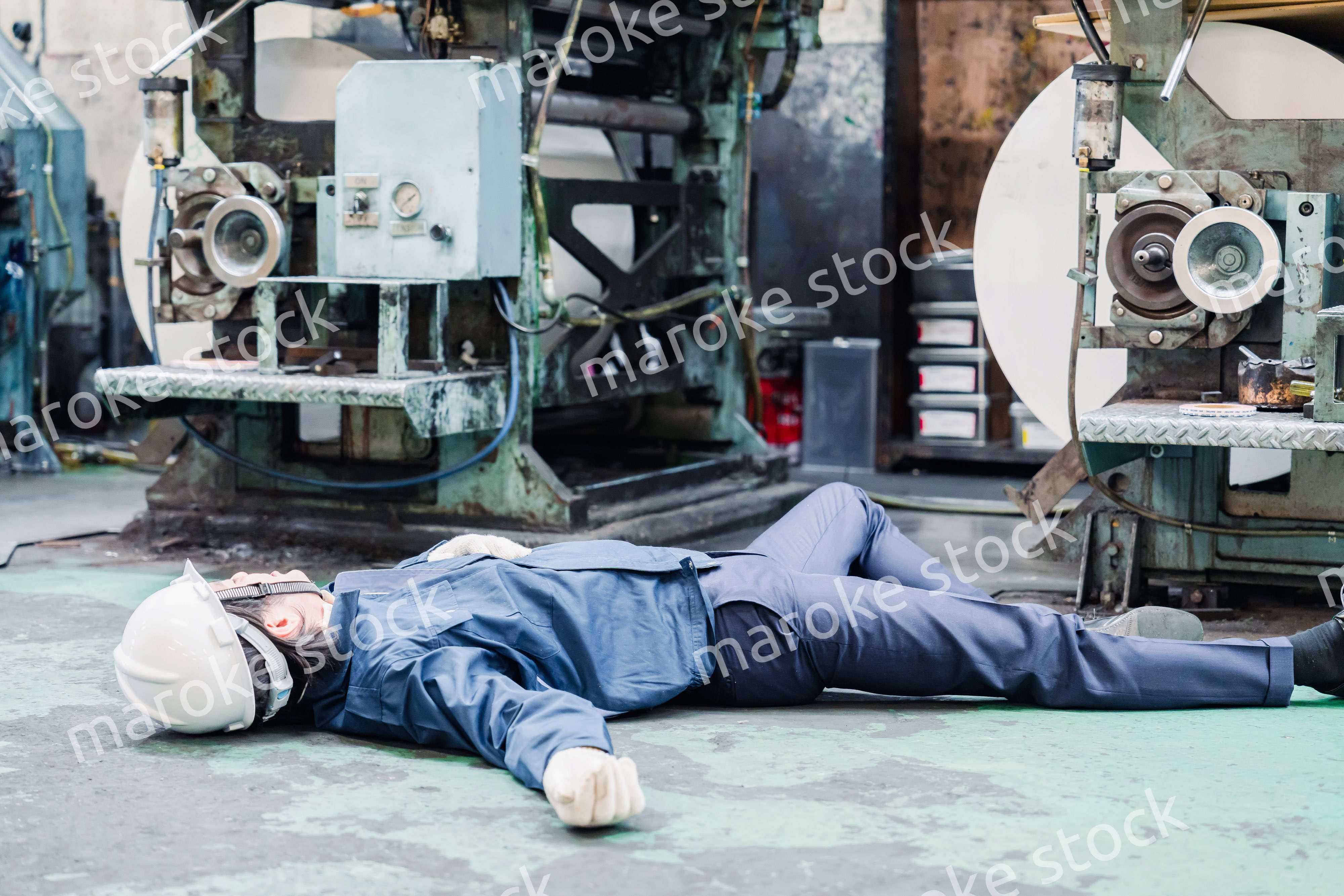 工場で労災が発生し対処をするスタッフ