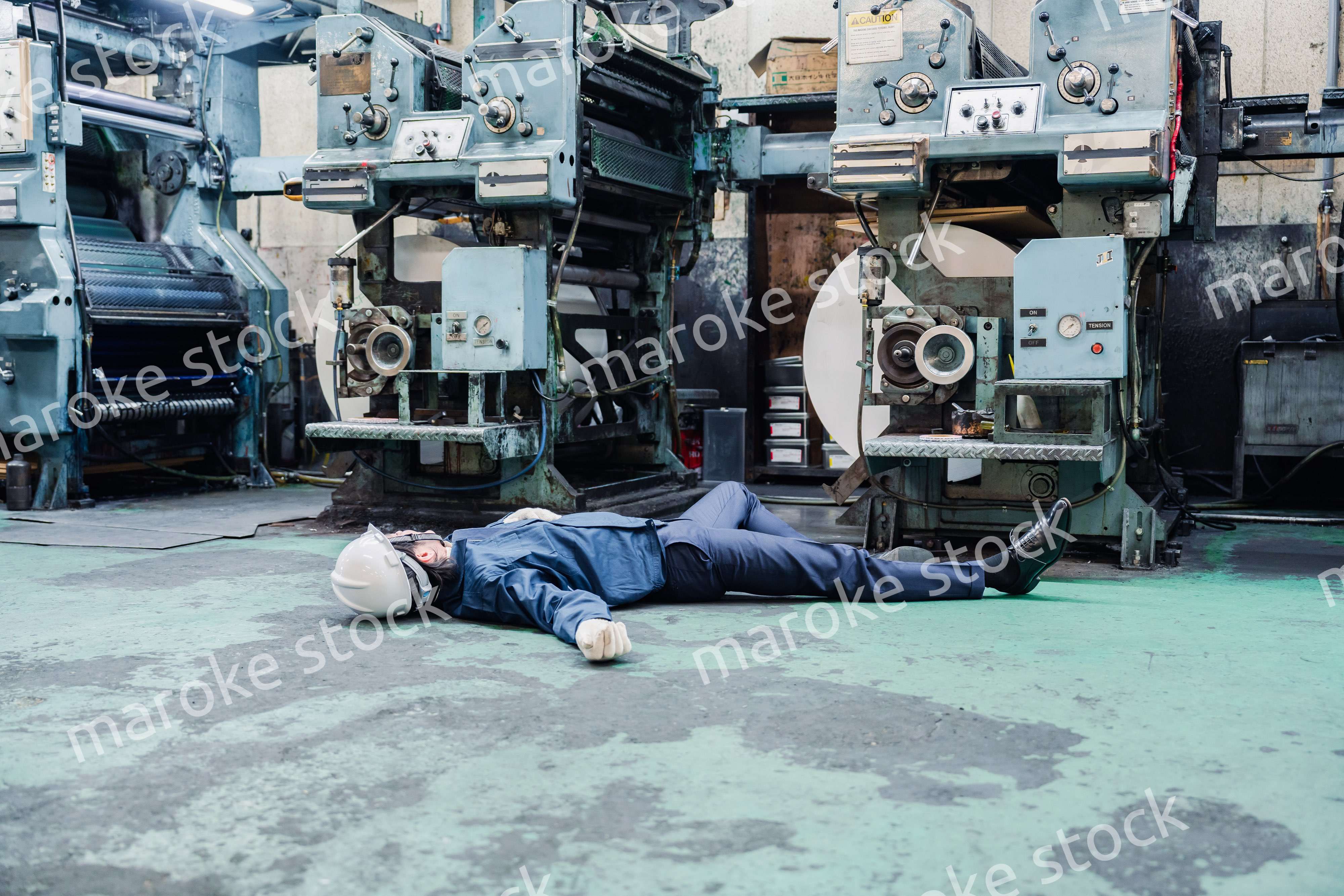 工場で労災が発生し対処をするスタッフ