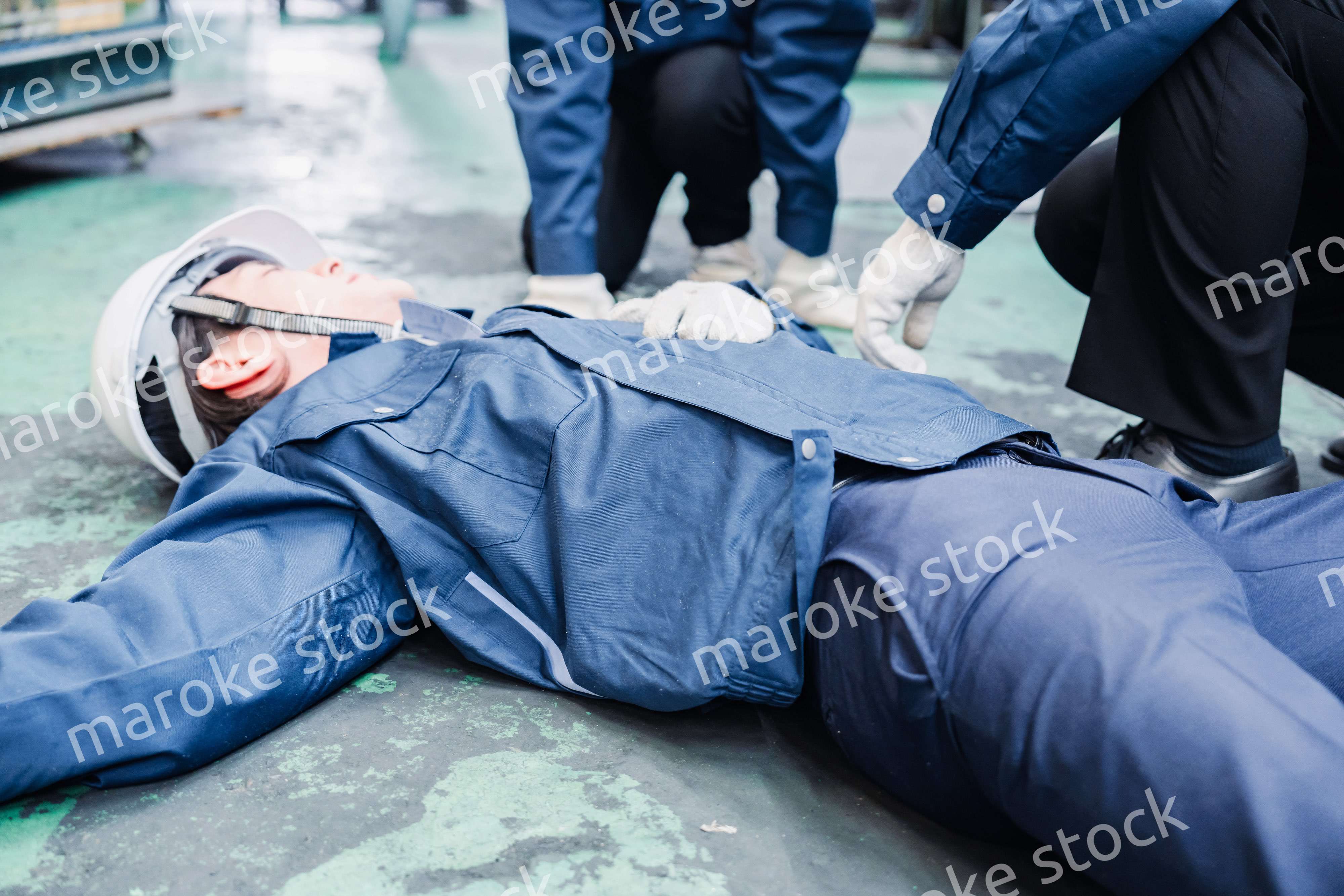 工場で労災が発生し対処をするスタッフ