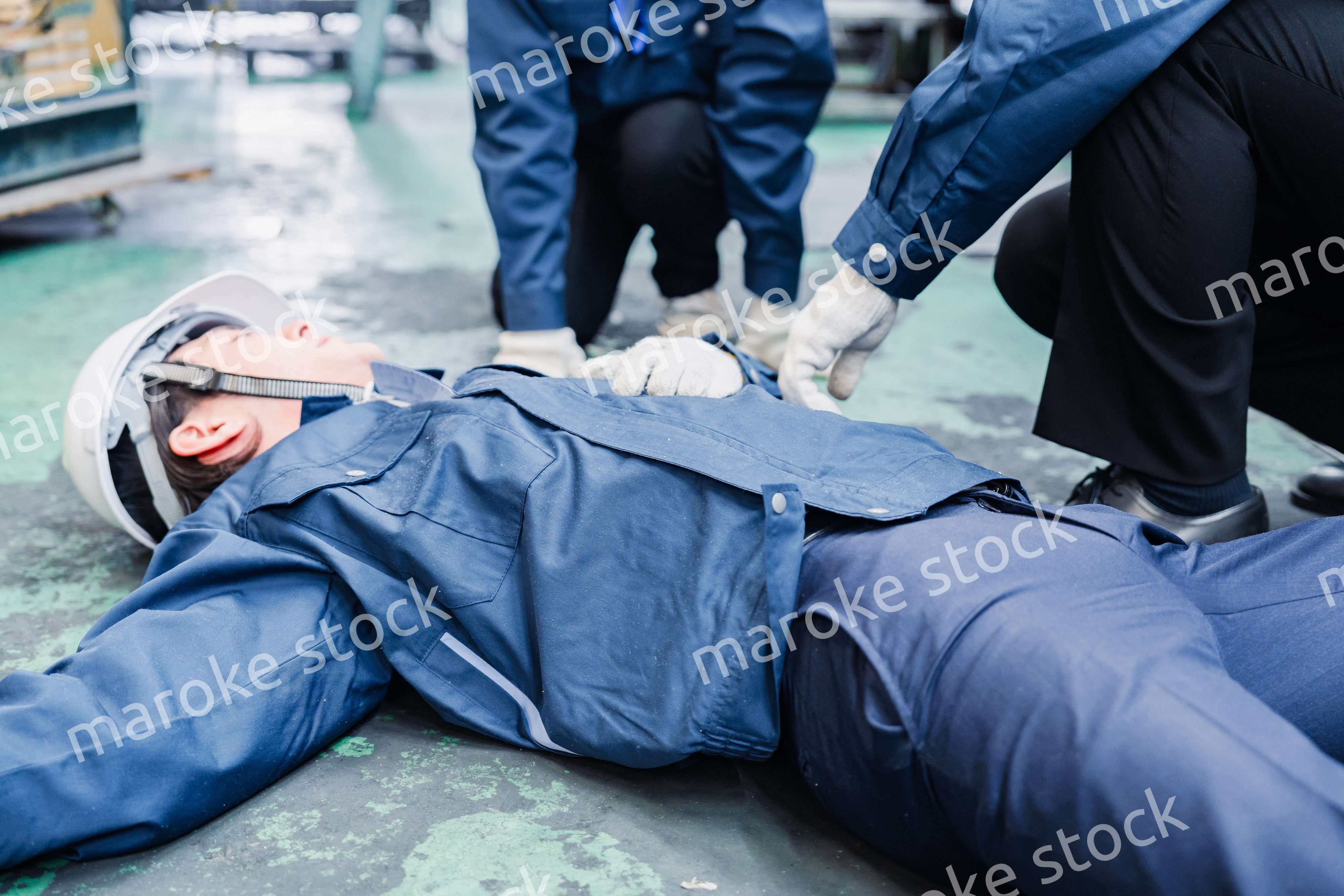 工場で労災が発生し対処をするスタッフ