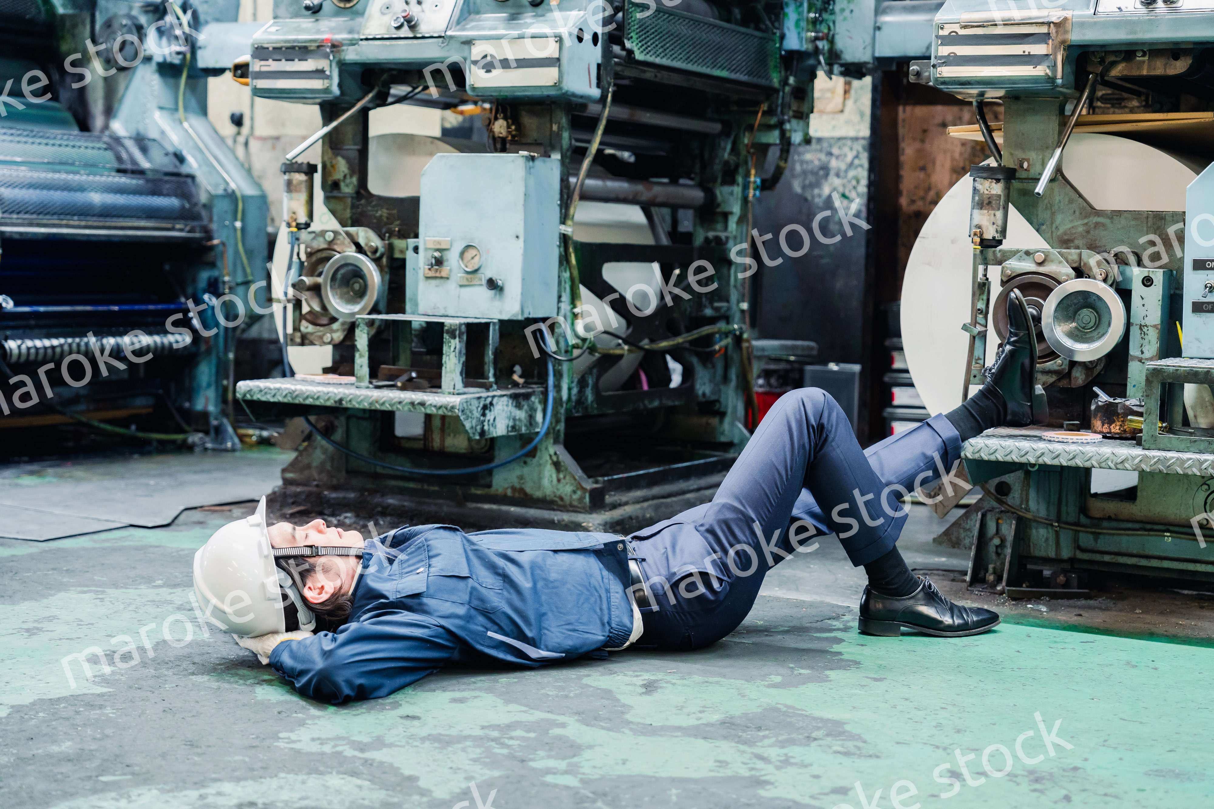 工場で寝転がる労働者