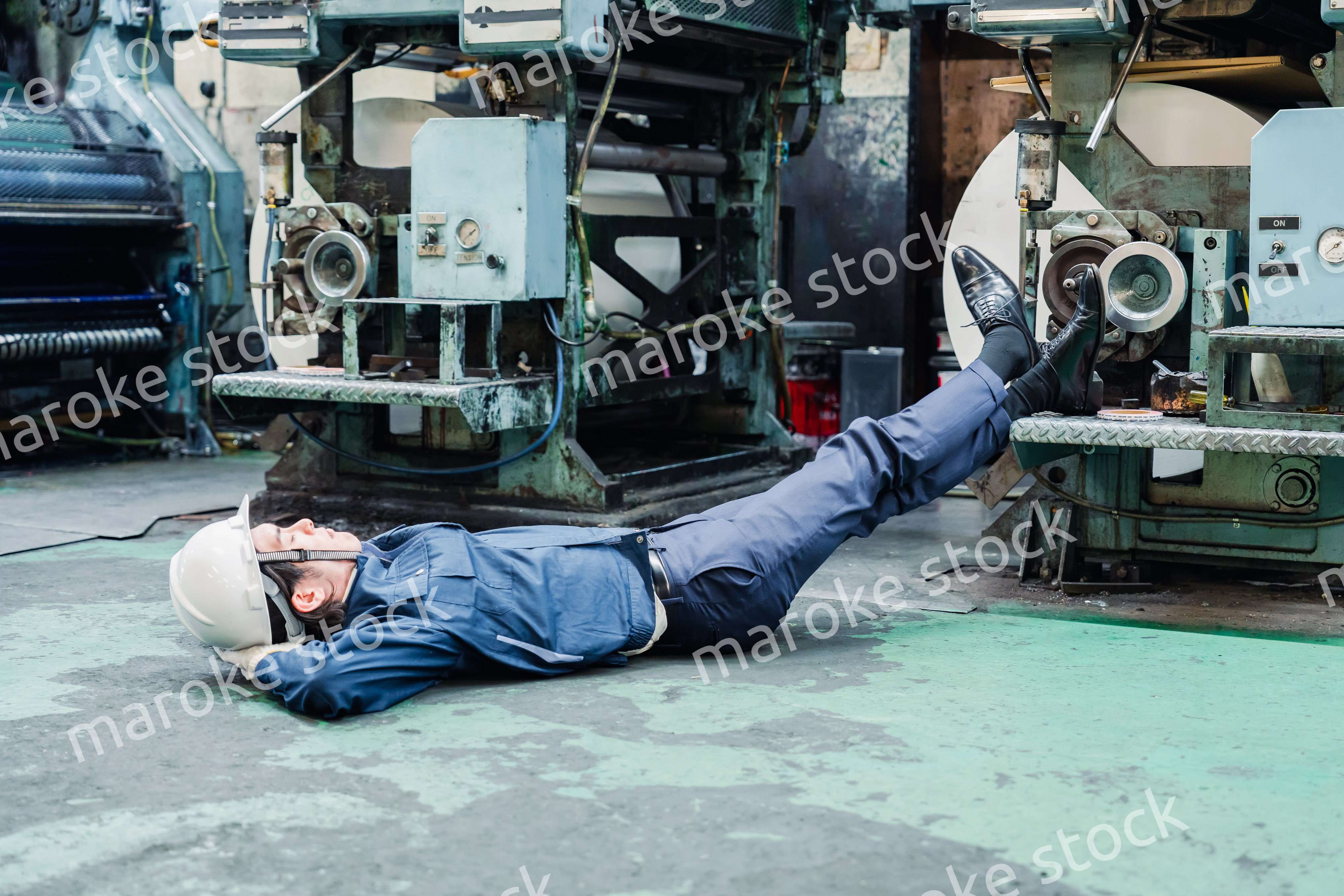 工場で寝転がる労働者